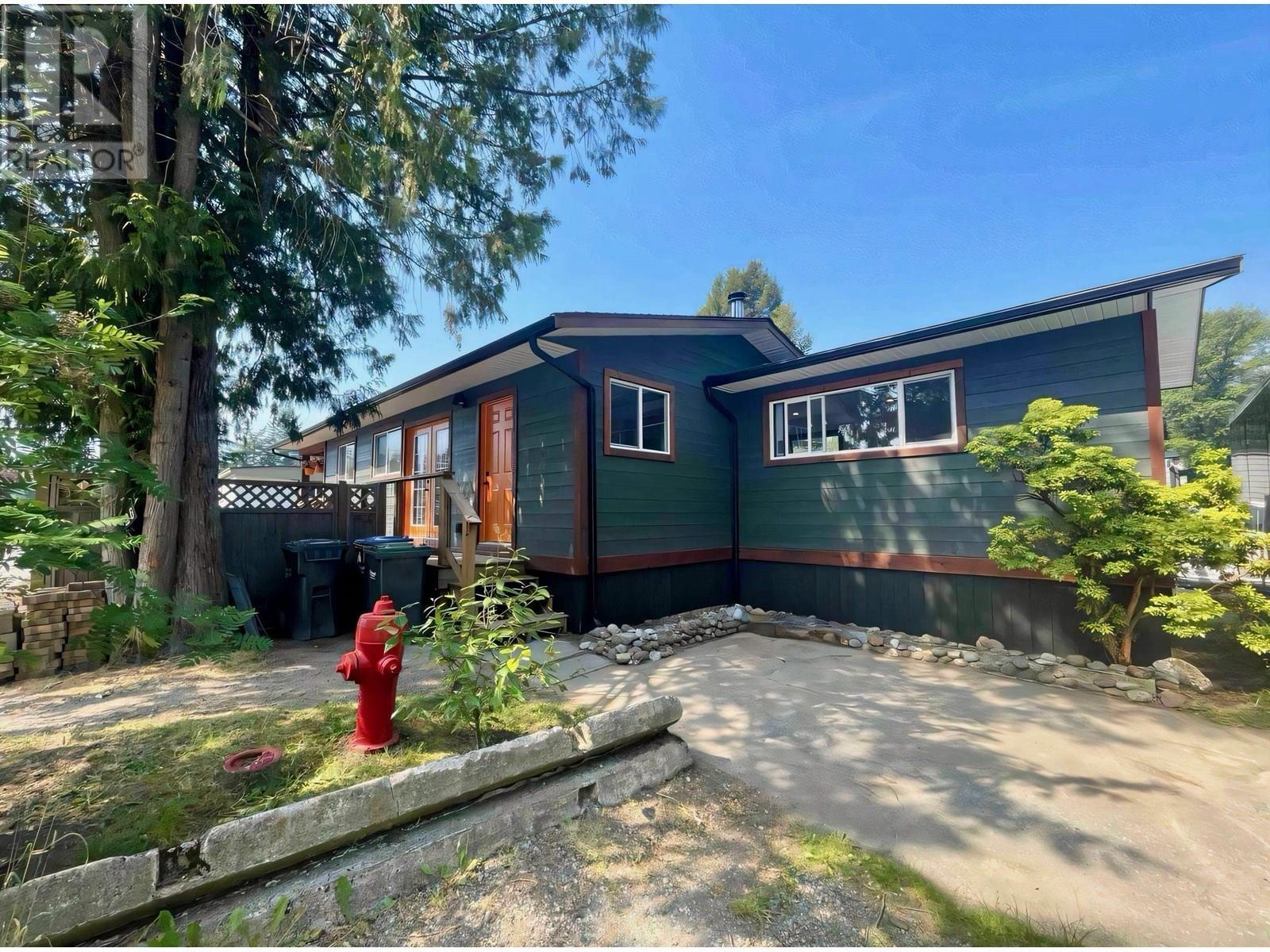 Property Photo:  40157 Government Road 26  BC V8B 0N7 