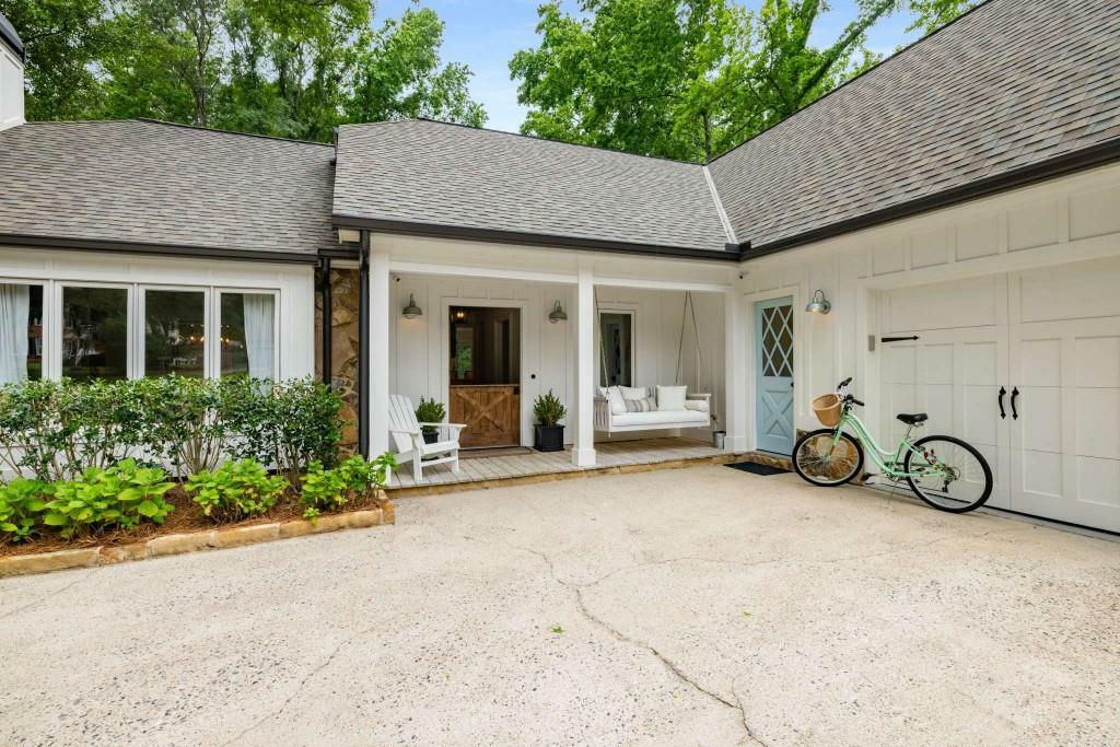 Property Photo: 7114 Surrey Point GA 30009