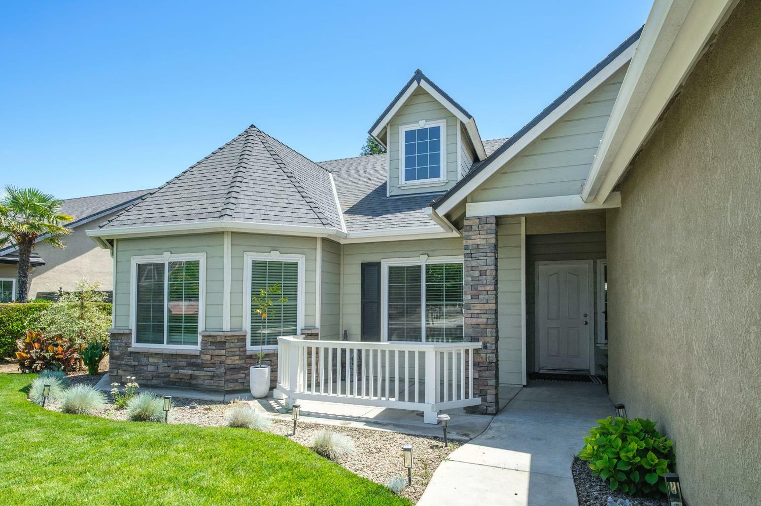 Property Photo: 578 W Serena Avenue CA 93619