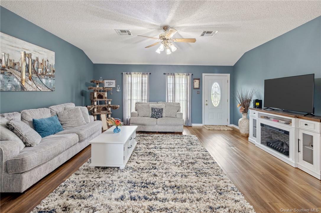 Property Photo: 902 E 2nd Street LA 70647
