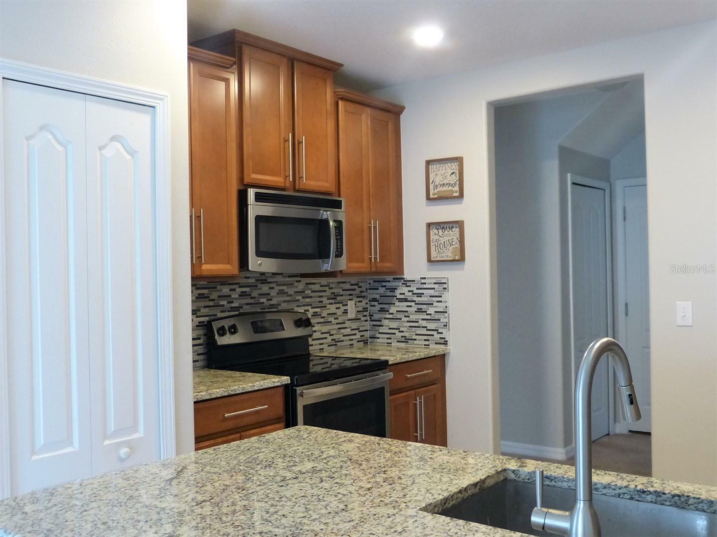 Property Photo: 1808 Early Bird Place FL 33570