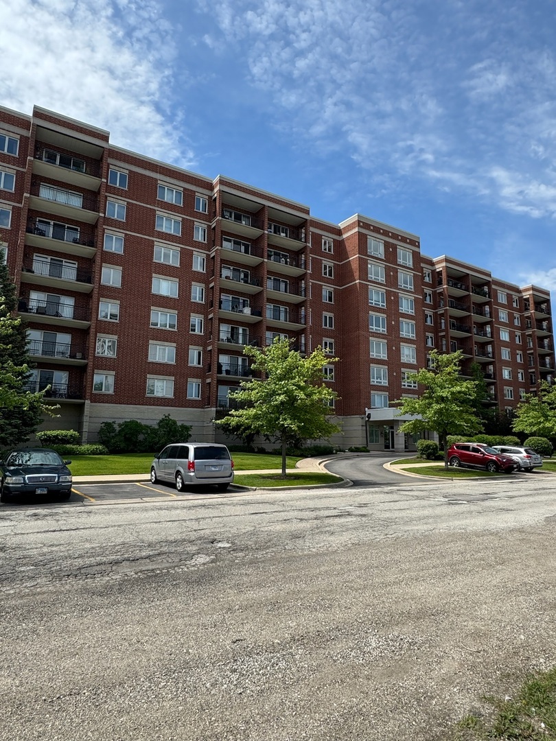 Property Photo: 5555 N Cumberland Avenue 407 IL 60656