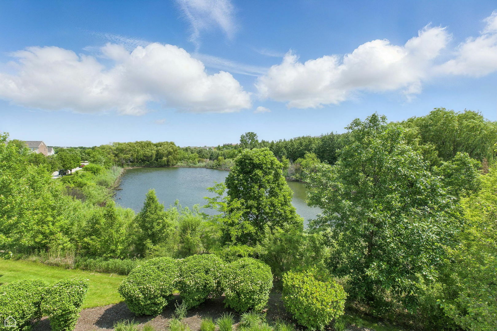 Property Photo: 652 Grosvenor Lane IL 60504