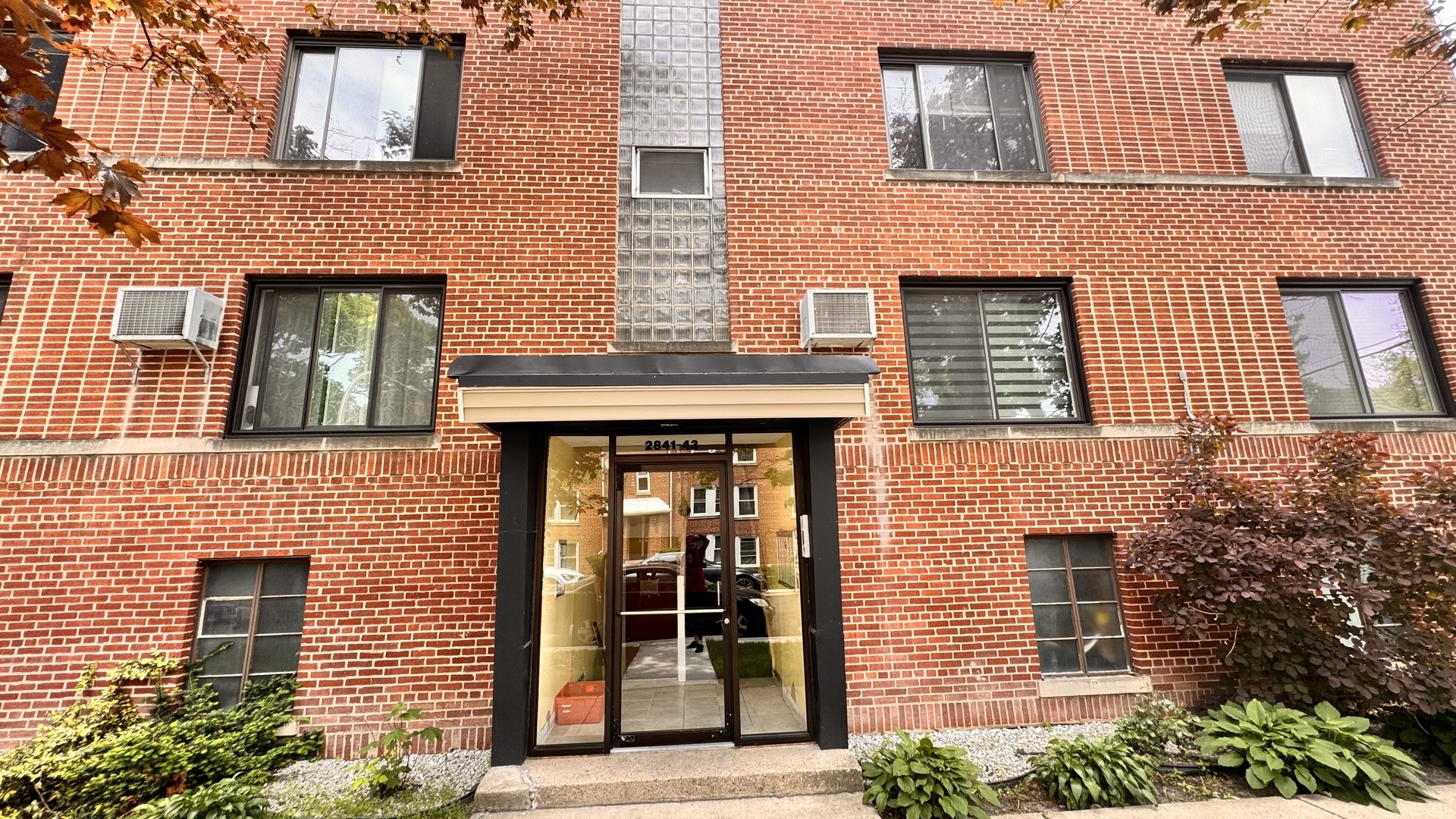 Property Photo: 2843 W Arthur Avenue 3W IL 60645