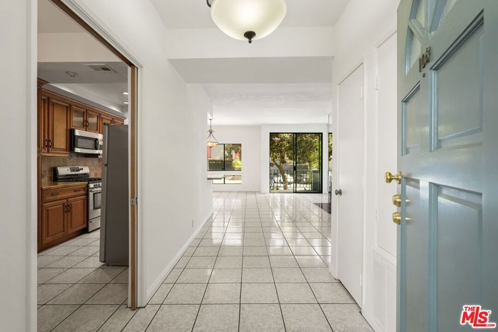 Property Photo:  431 S Kingsley Drive 108  CA 90020 