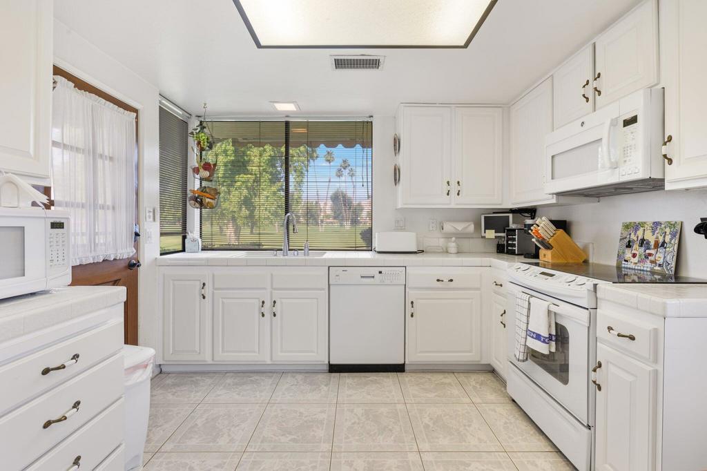 Property Photo:  325 Gran Via  CA 92260 