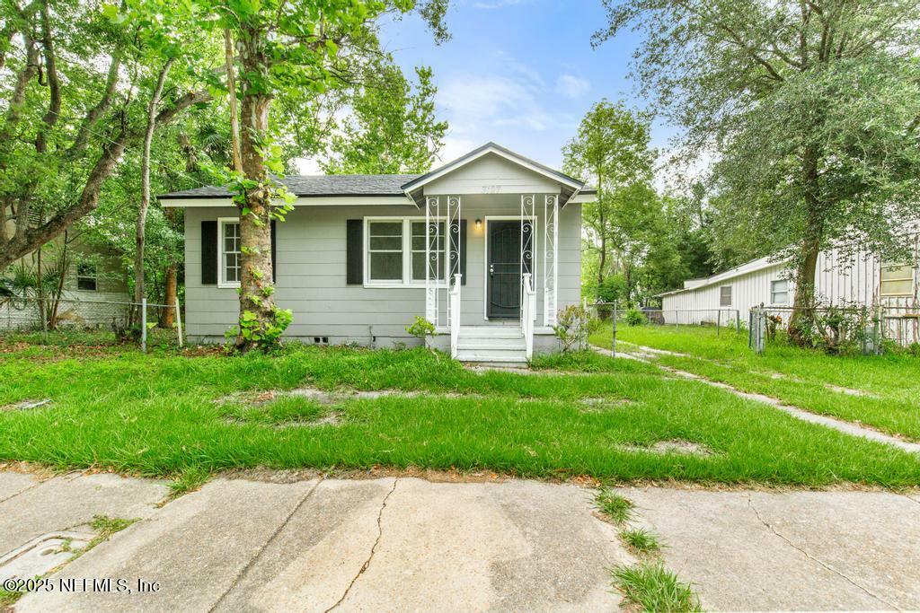 Property Photo: 3127 4th Street Circle FL 32254