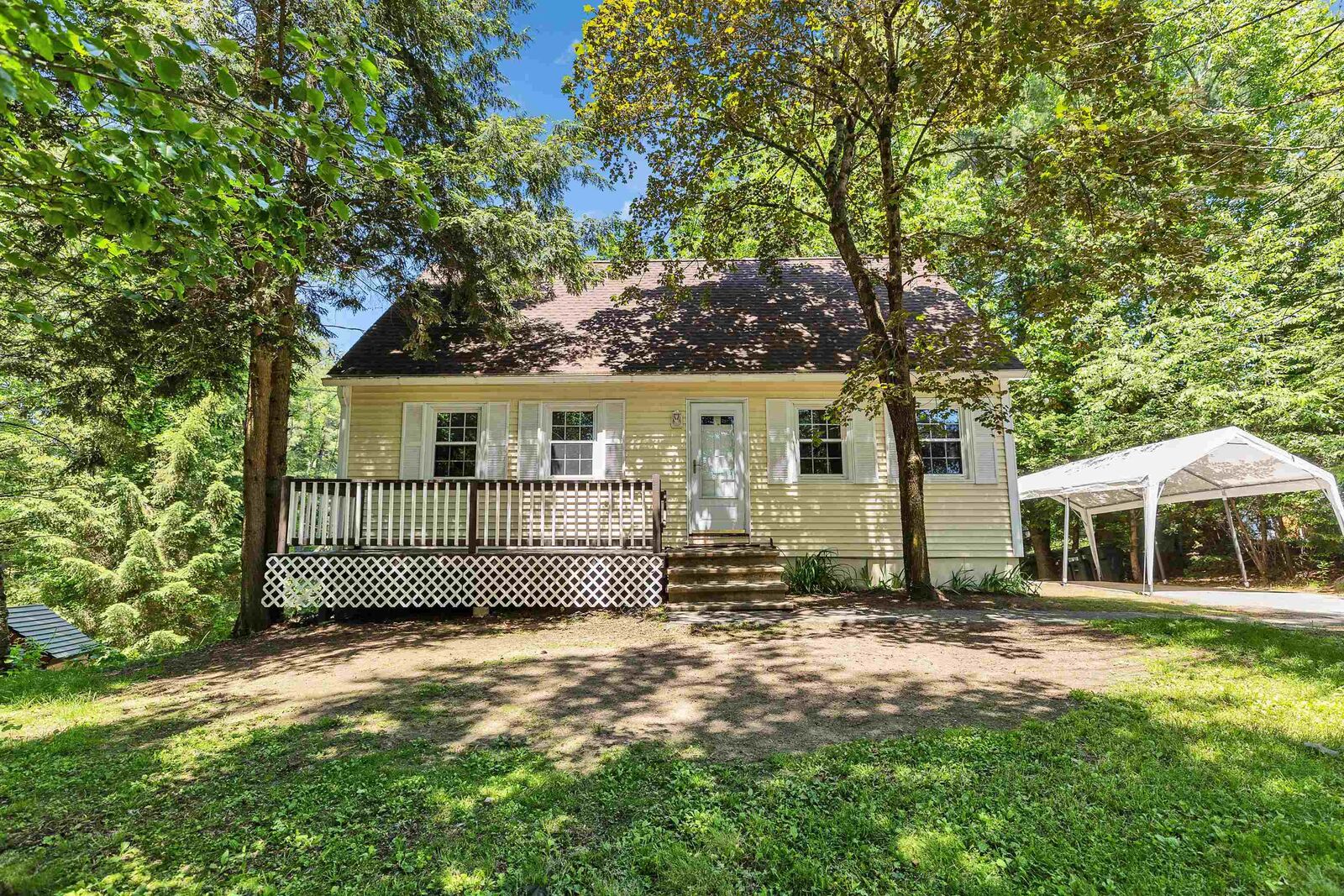 Property Photo: 11 Mayflower Drive NH 03054