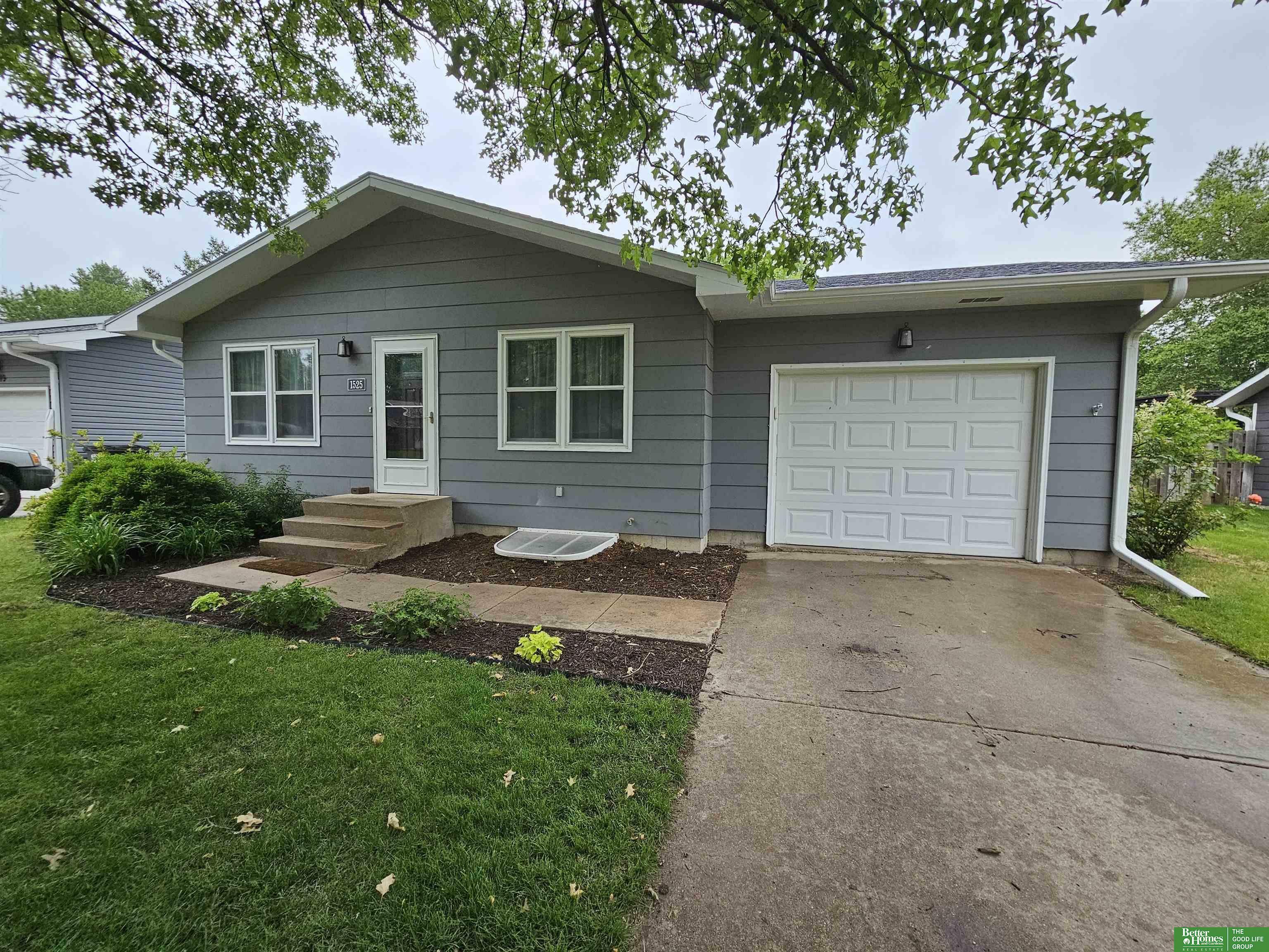 Property Photo: 1525 Raell Drive NE 68467