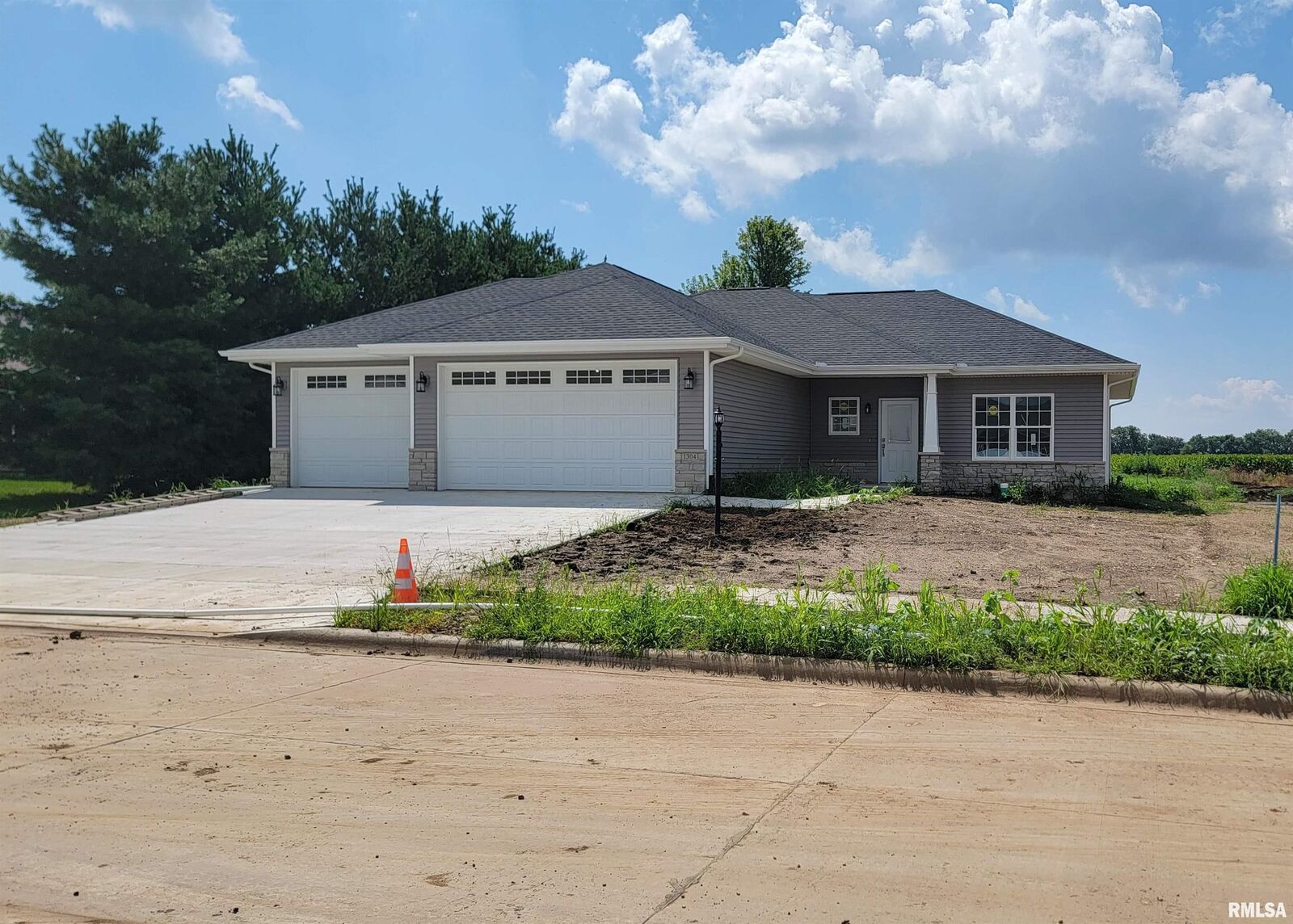 Property Photo:  1304 W Hillcrest Drive  IL 61523 