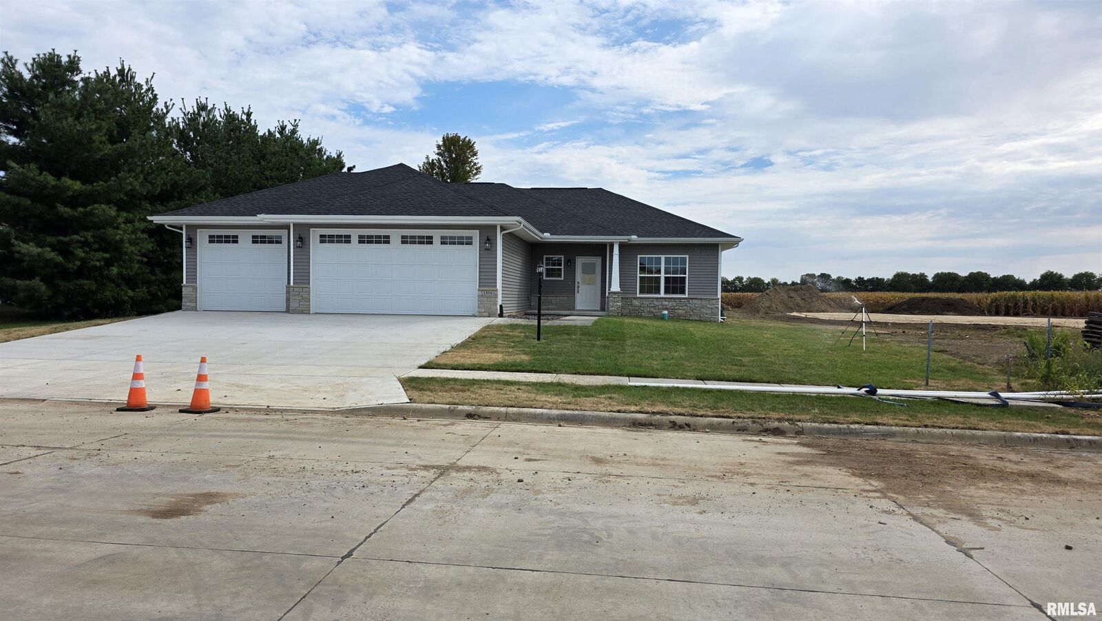 Property Photo: 1304 W Hillcrest Drive IL 61523