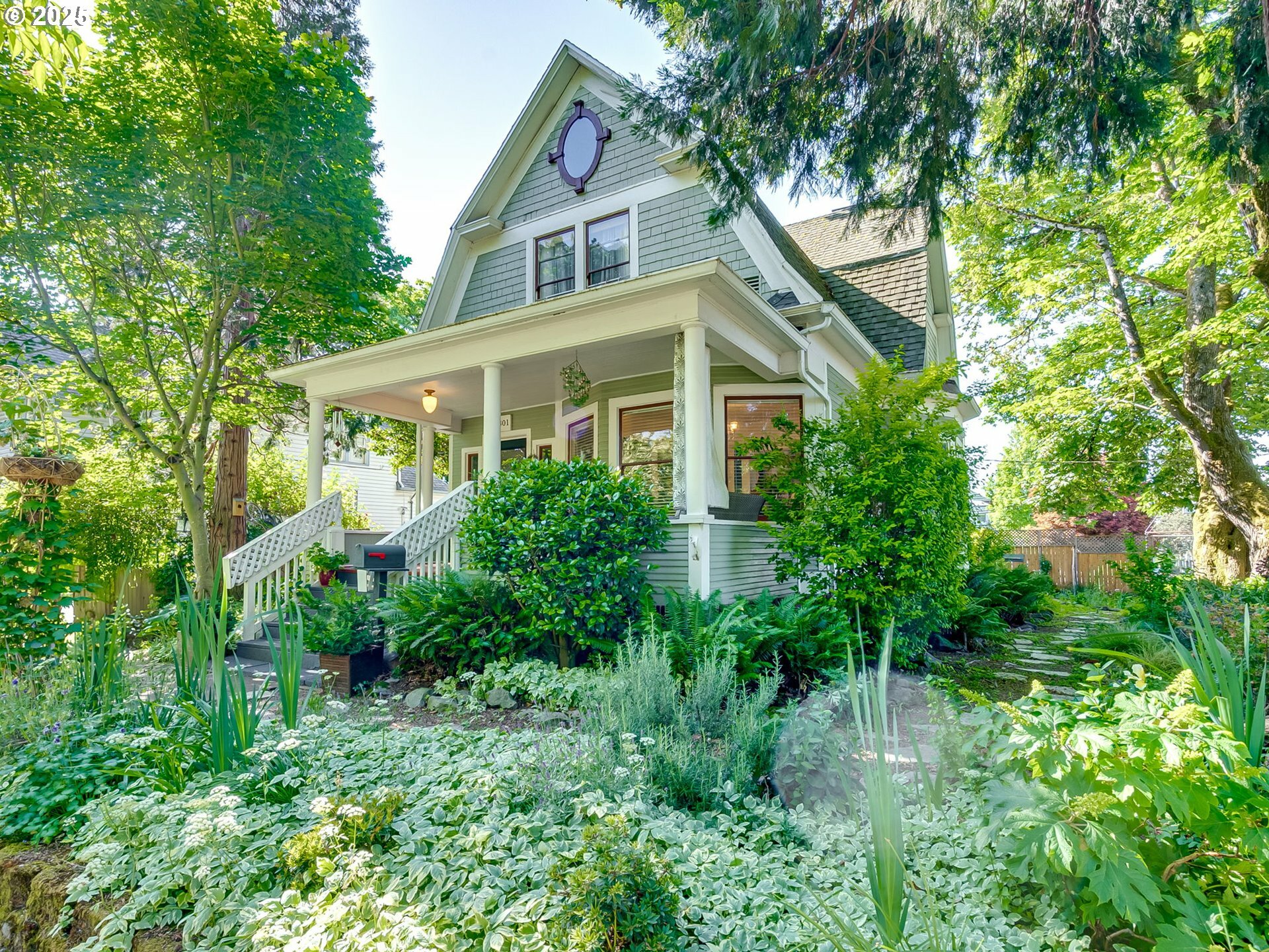 Property Photo: 301 E 19th St WA 98663