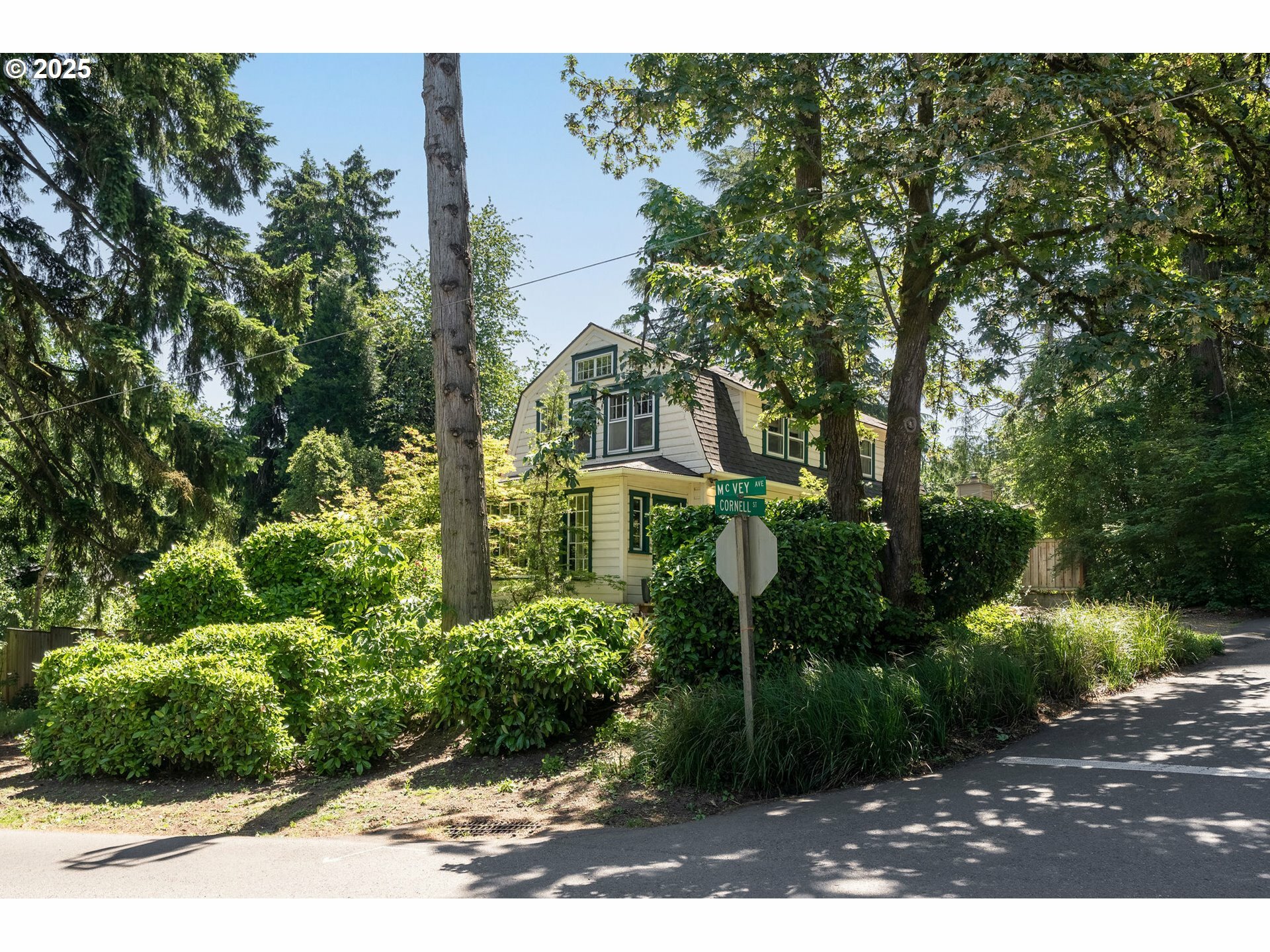 Property Photo:  939 McVey Ave  OR 97034 