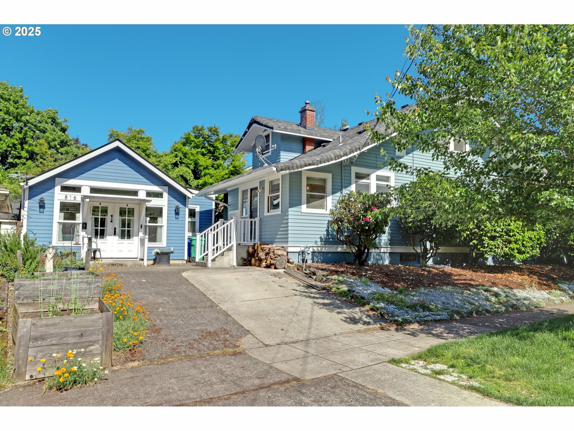 Property Photo: 803 NE Laurelhurst Pl OR 97232