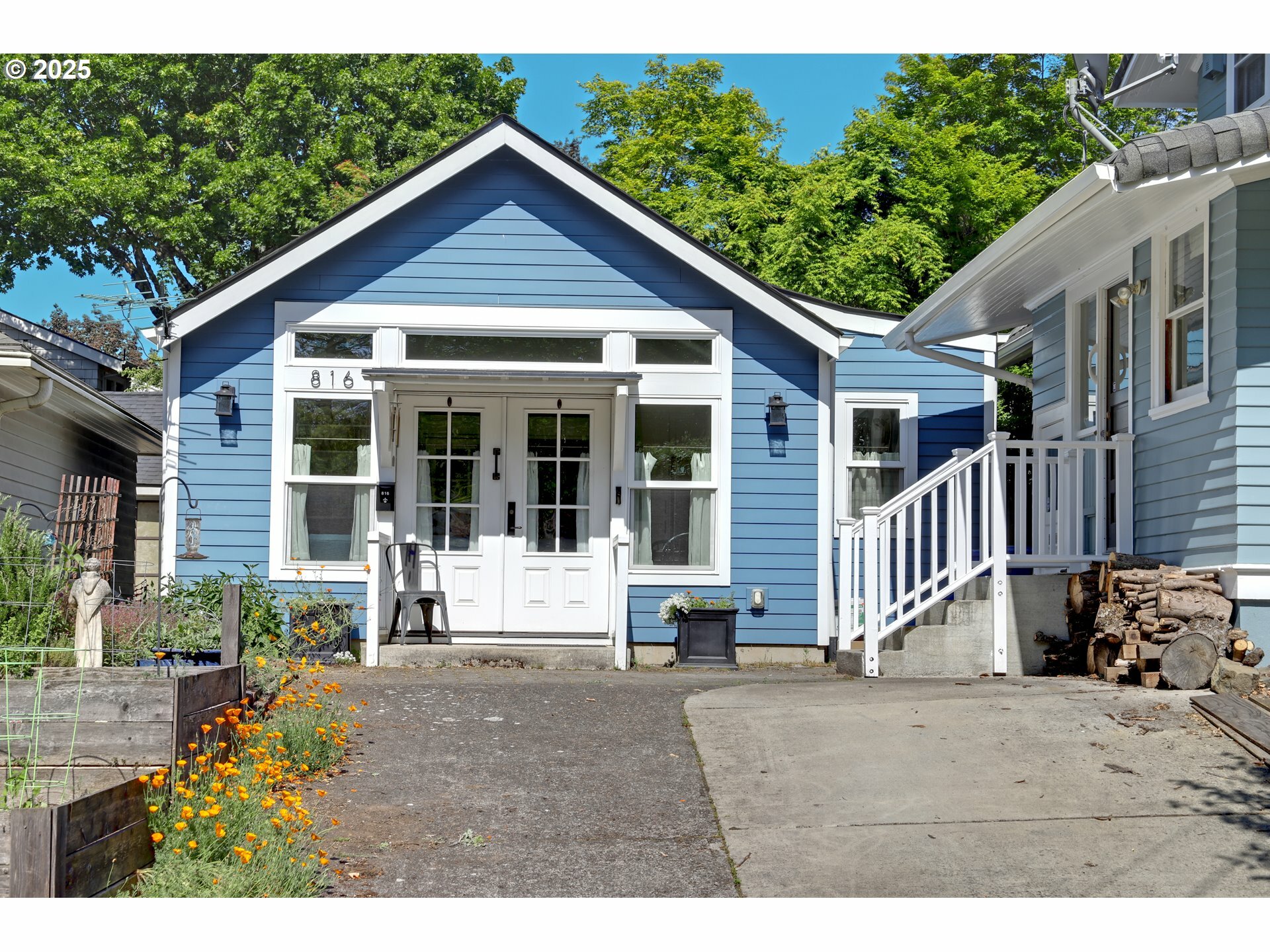Property Photo: 803 NE Laurelhurst Pl OR 97232