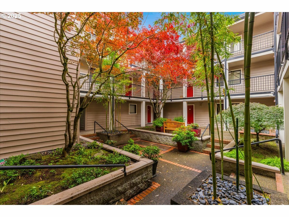 Property Photo: 6600 SE Division St 202 OR 97206