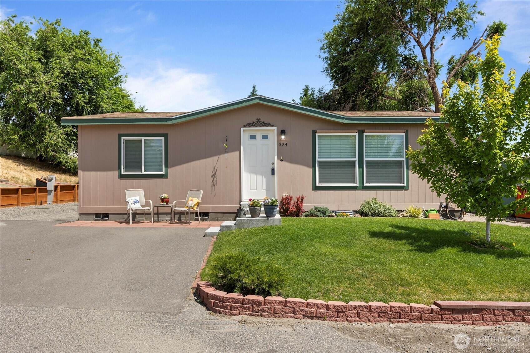 Property Photo:  324  Mojave Court  WA 99353 