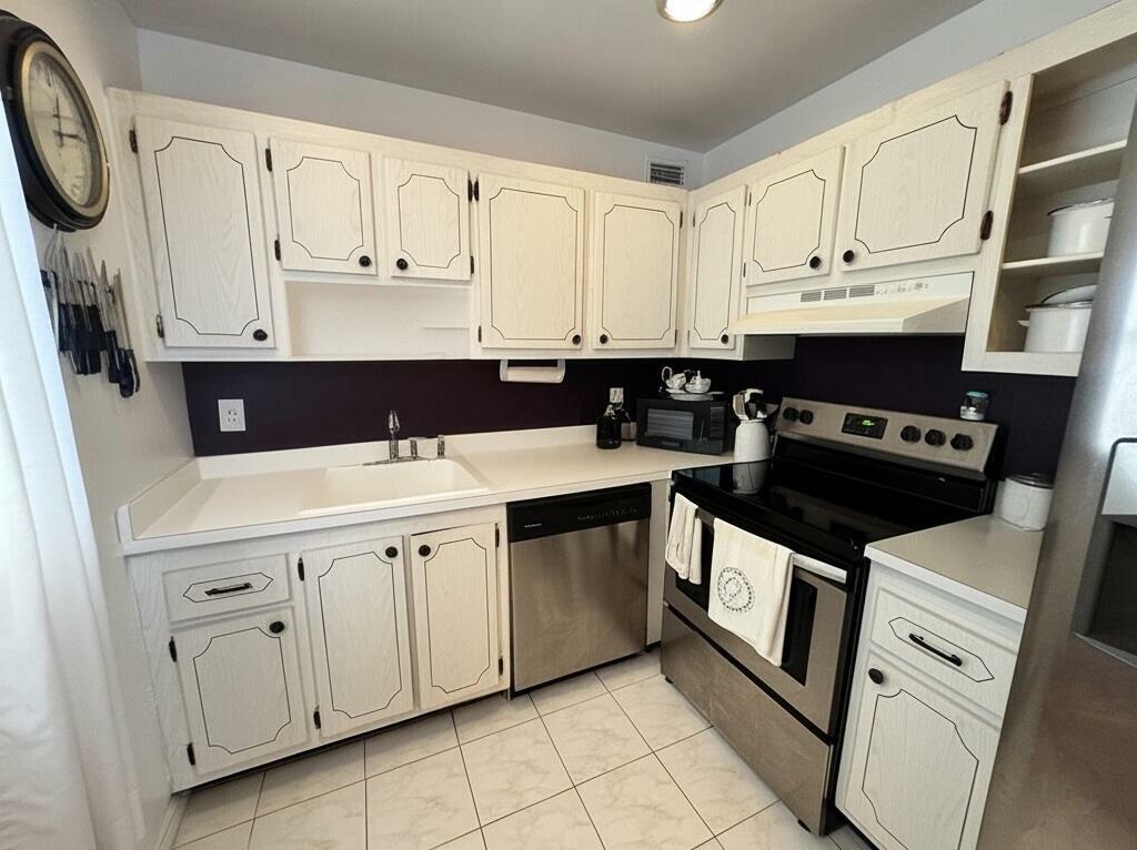Property Photo: 521 Saxony K FL 33446