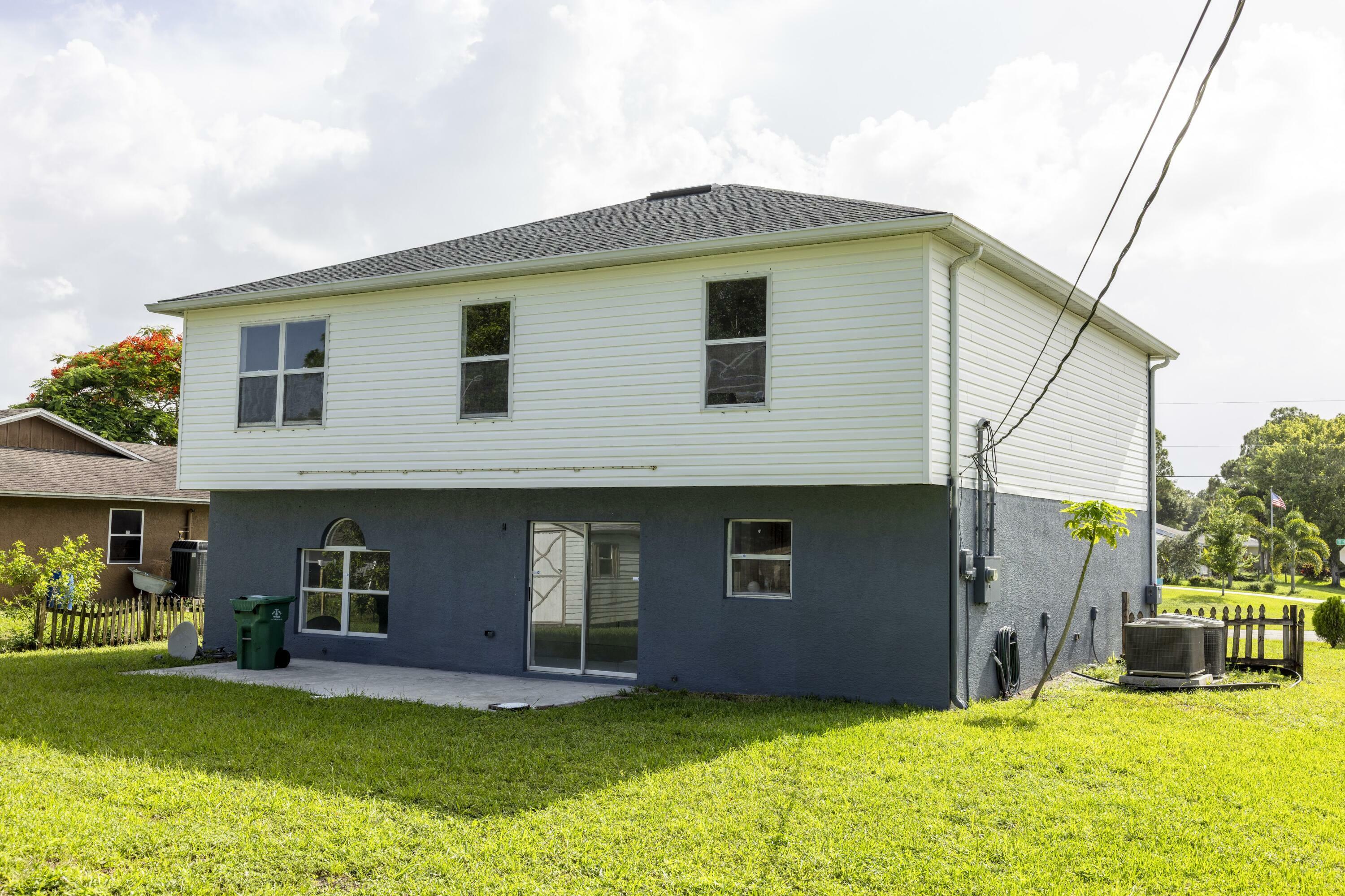 Property Photo: 1401 SW Heather Street FL 34983