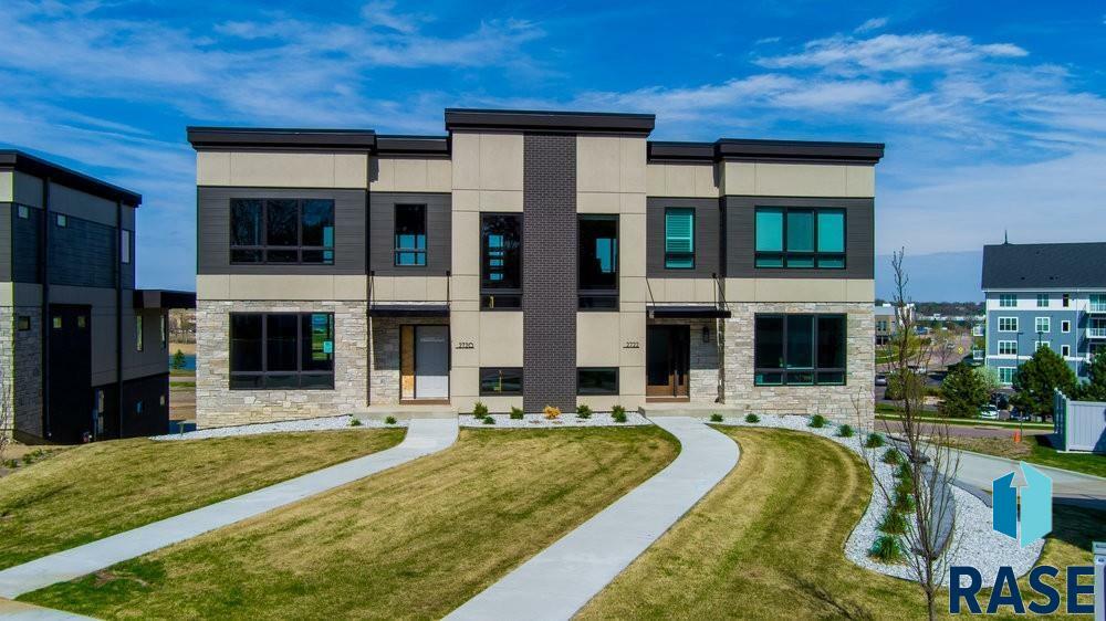 Property Photo:  2720 S Oriya Pl  SD 57106 