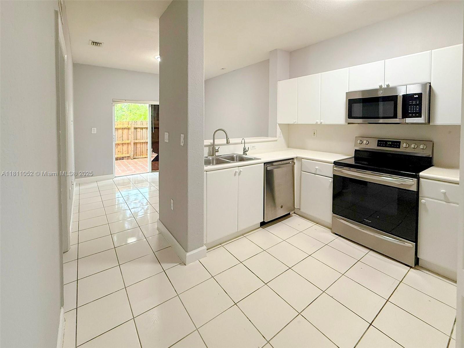 Property Photo:  1677 SE 27th Ct 106  FL 33035 
