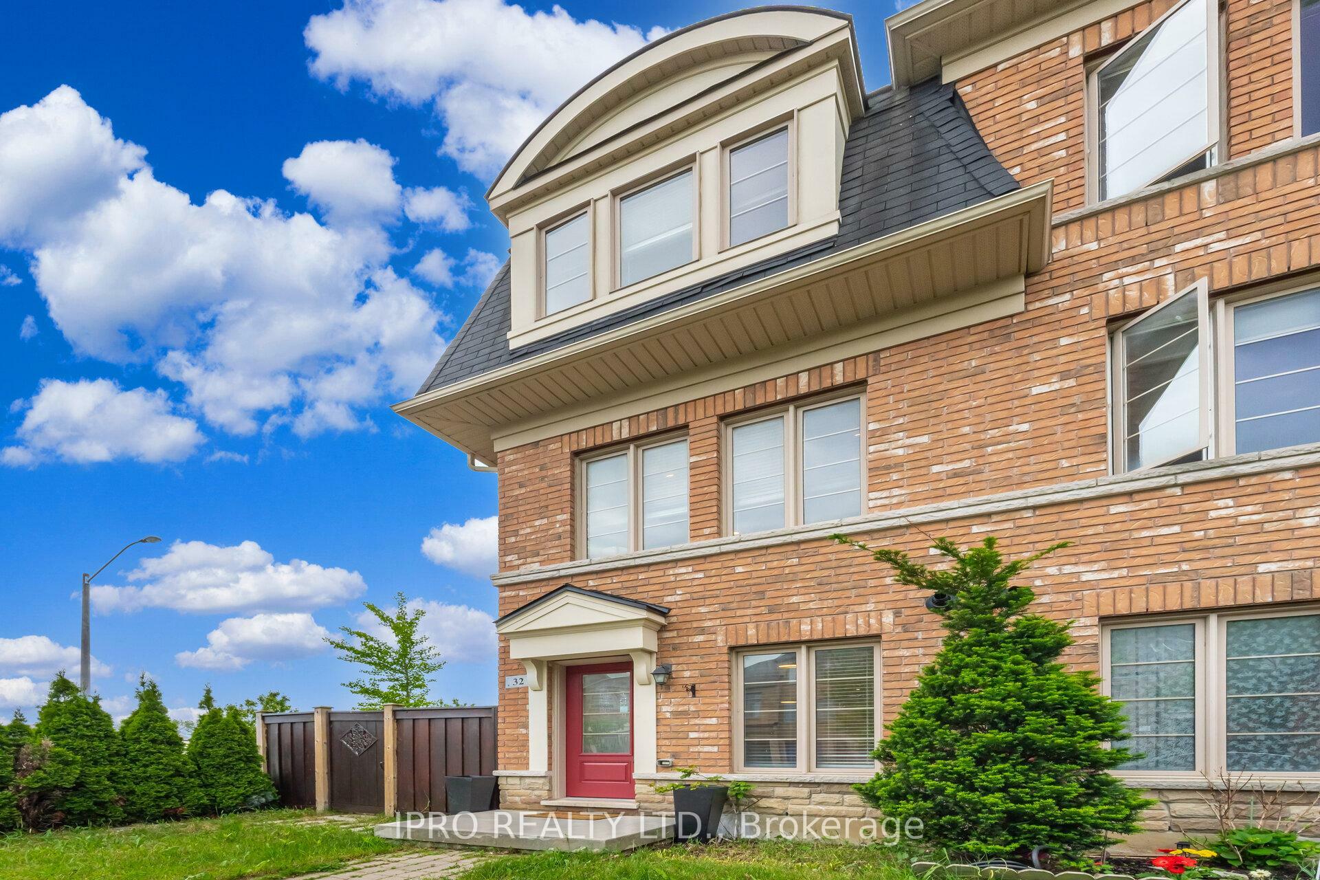 Photo de la propriété: 32 Lily Cup Avenue ON M1L 0H4