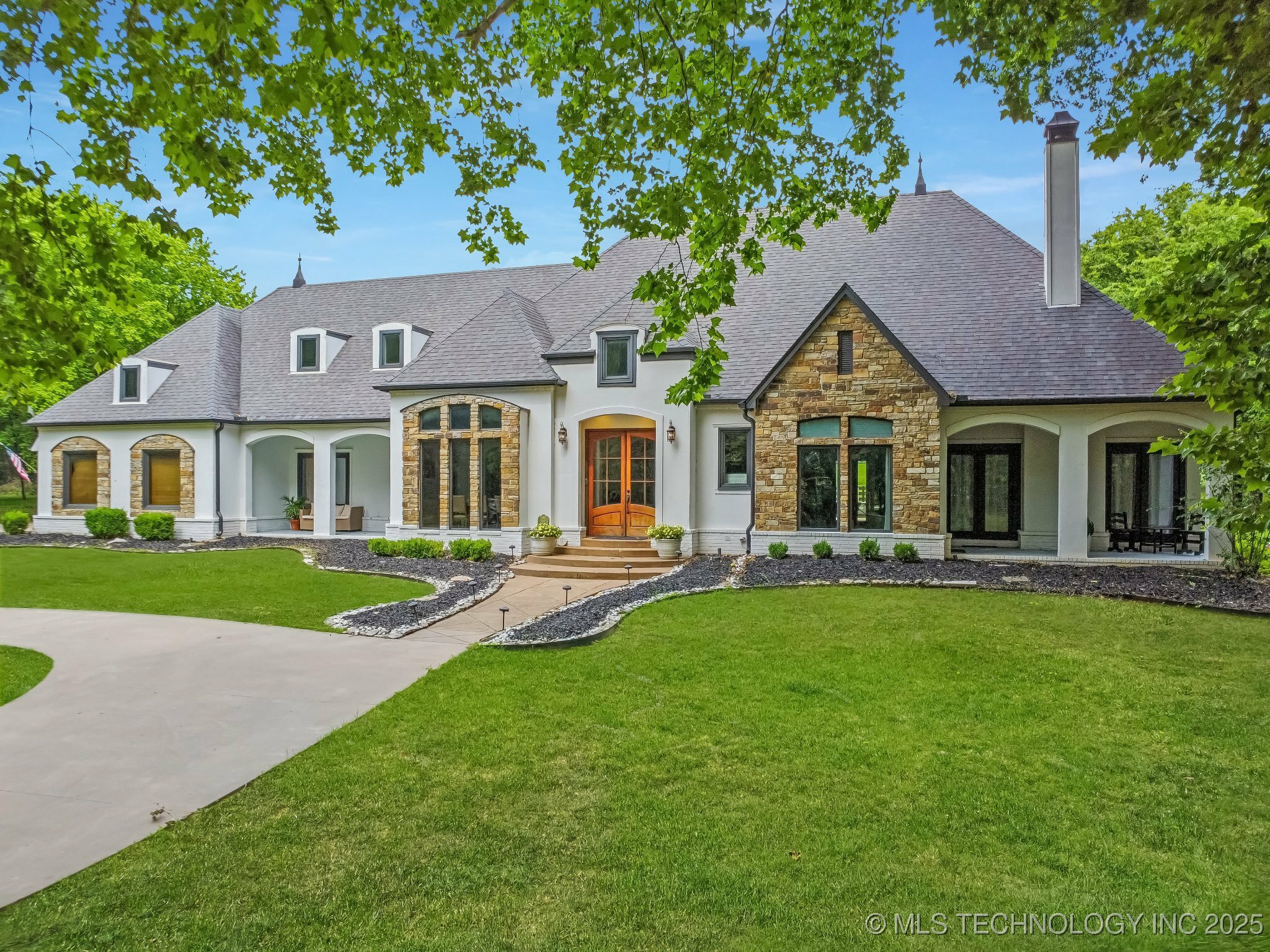 Property Photo: 9914 S Garnett Road OK 74012