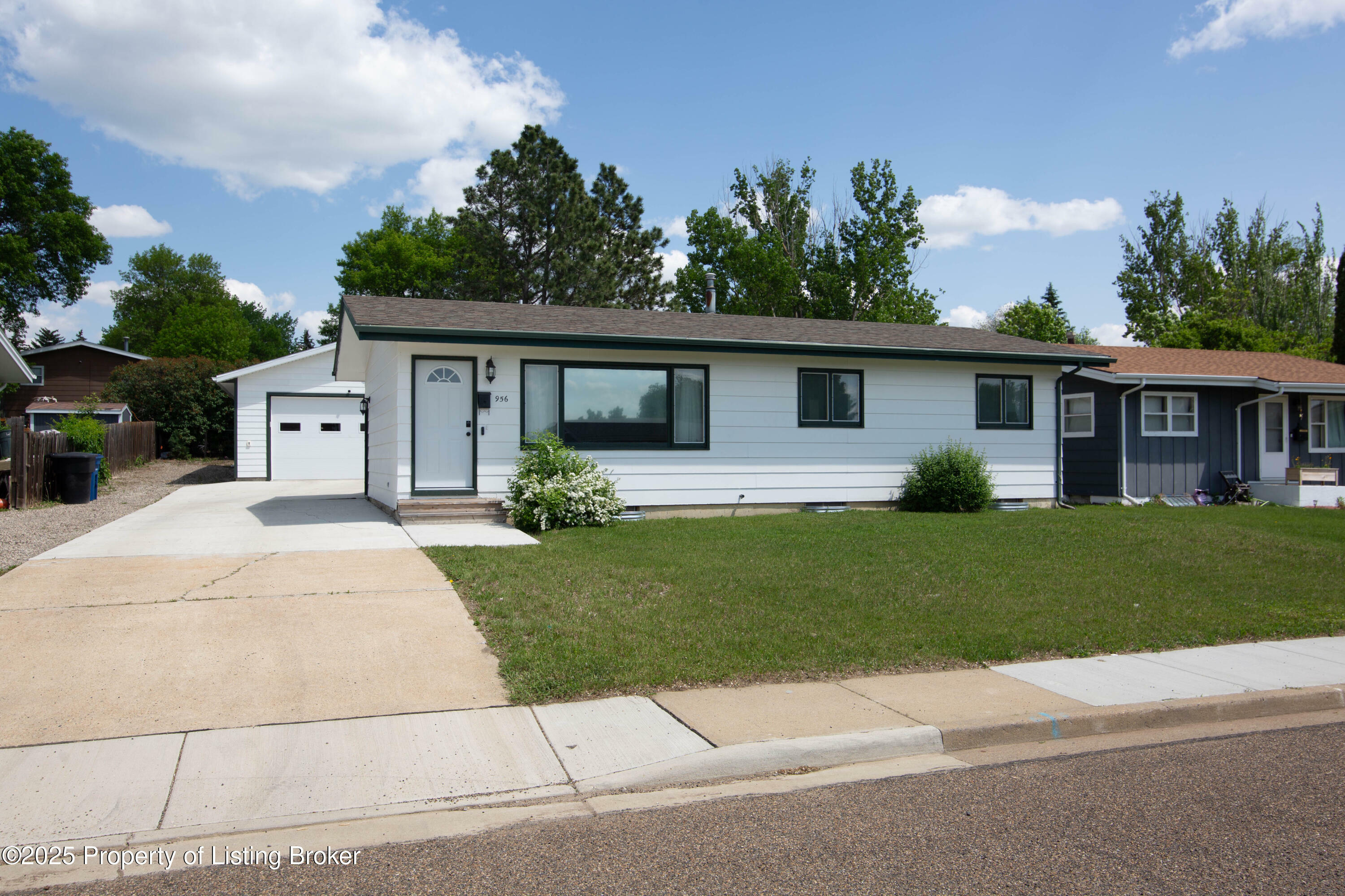 Property Photo:  956 Dell Avenue  ND 58601 