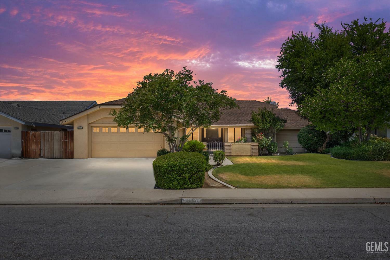 Property Photo: 9408 Wandering Oak Drive CA 93311