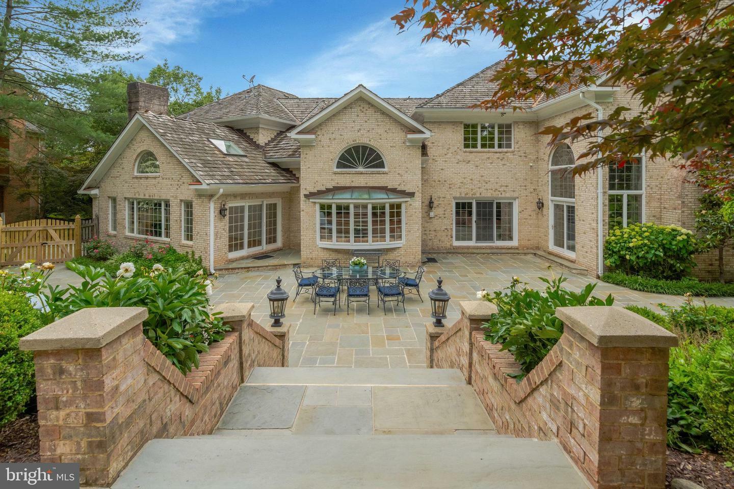 Property Photo: 8013 Greenwich Woods Drive VA 22102