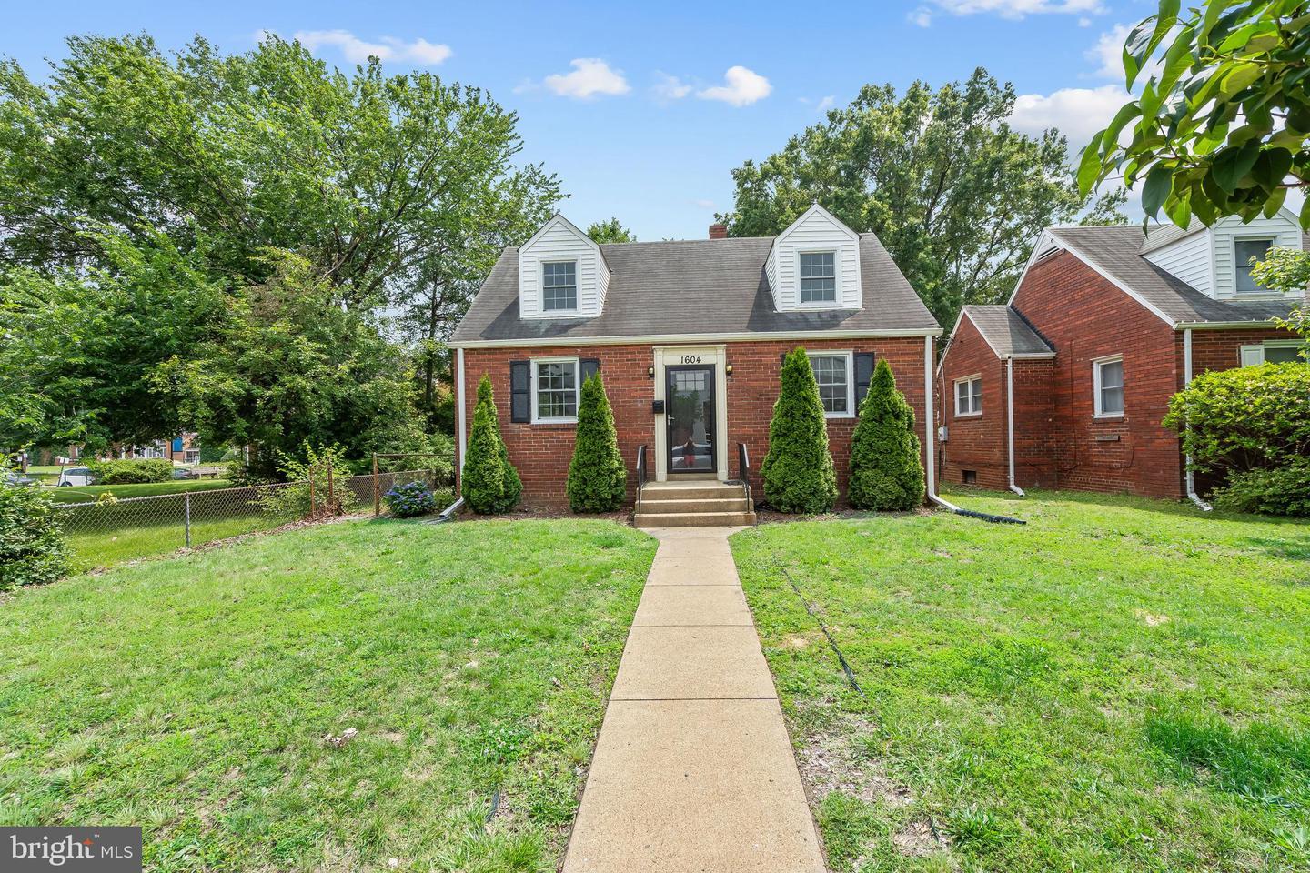 Property Photo:  1604 Peach Street  VA 22302 