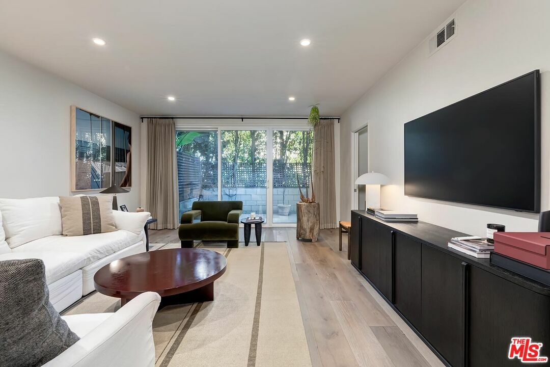 Property Photo:  874 Hammond St  CA 90069 