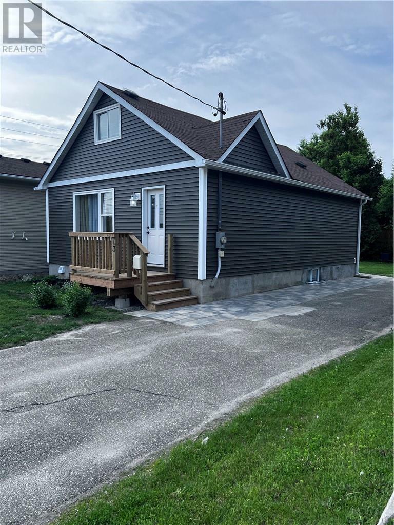 Photo de la propriété: 13 Walford Road ON P3E 2H2