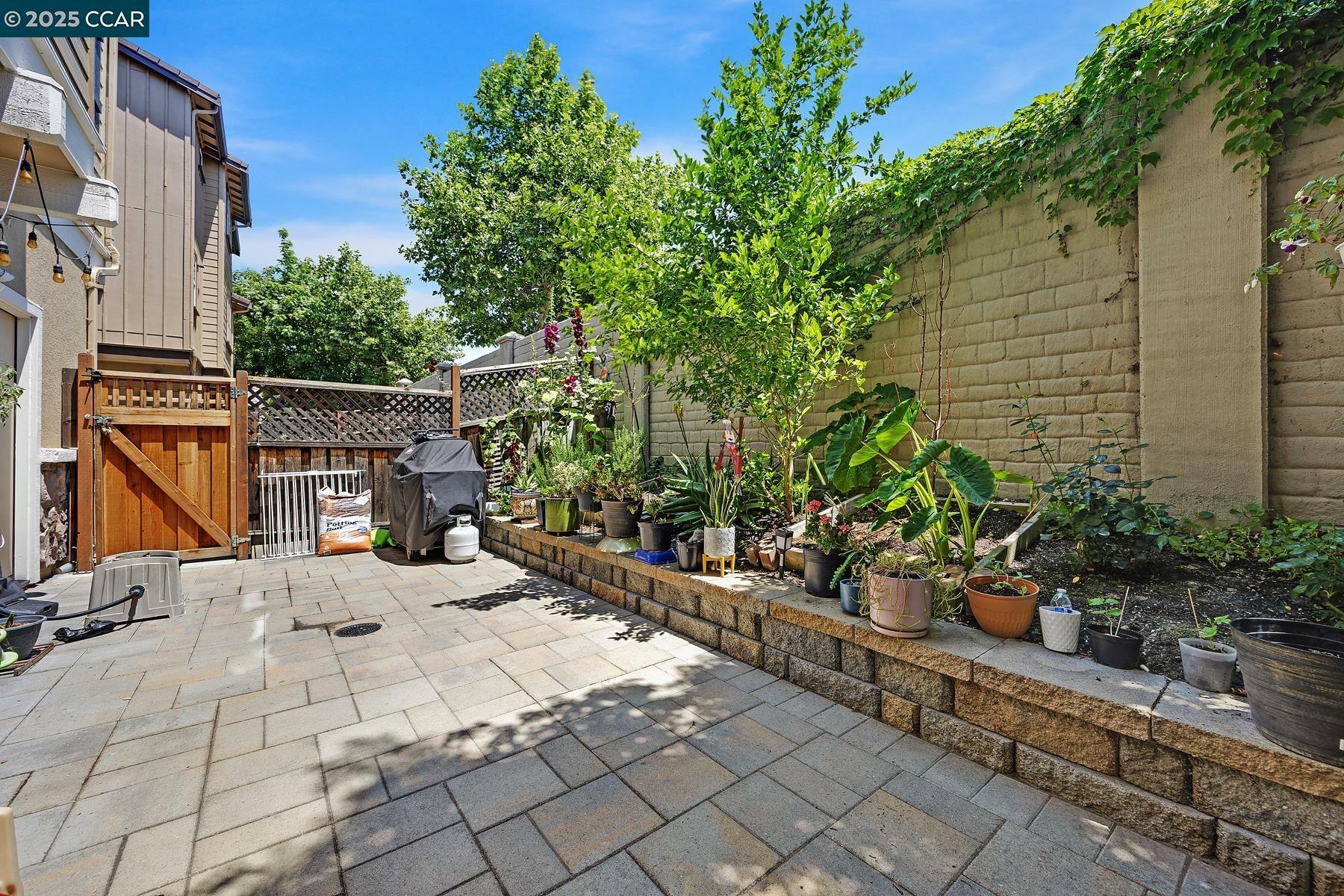 Property Photo: 6939 Mariposa Cir CA 94568
