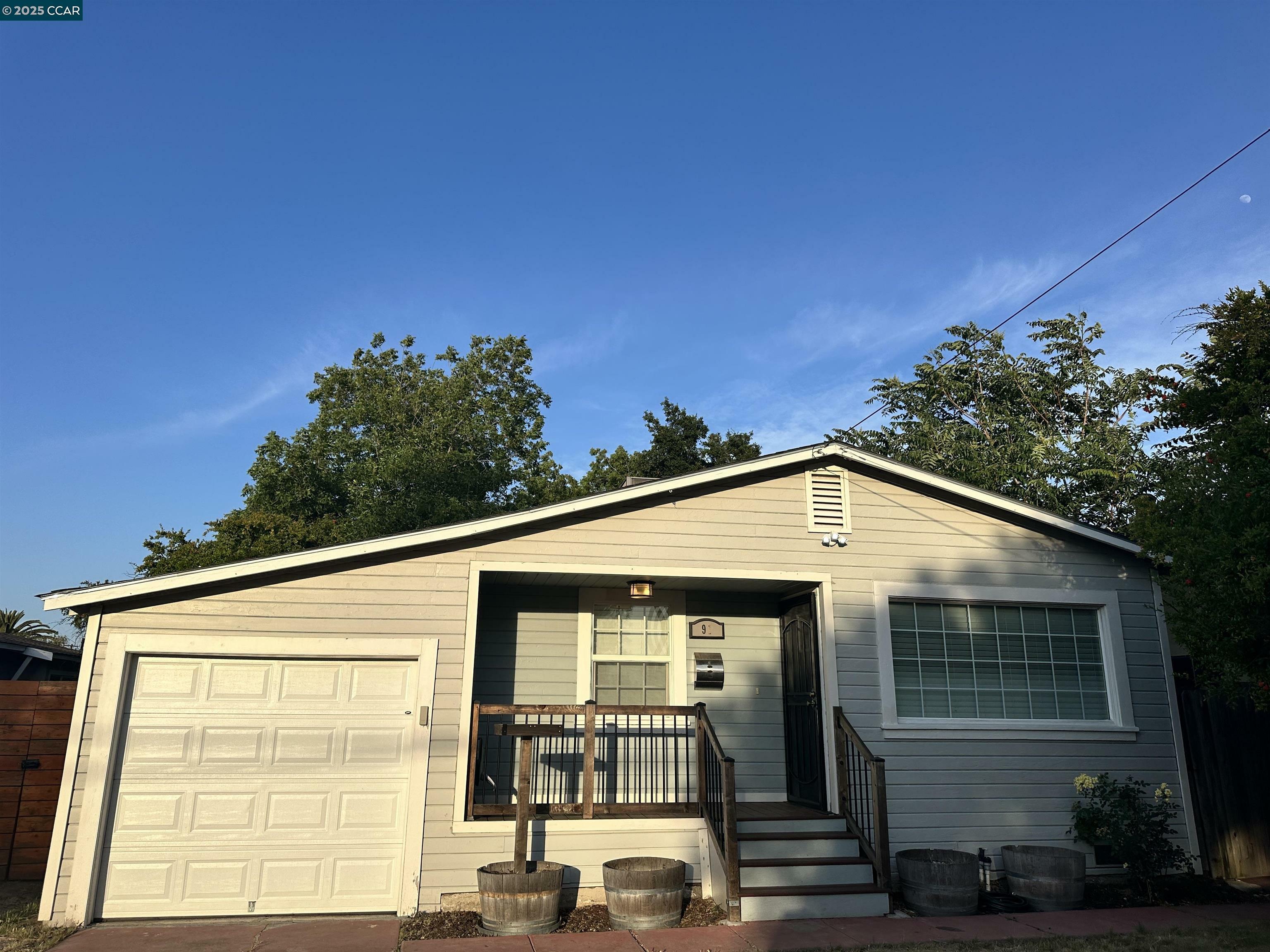 Property Photo:  91 Mountain View Ave  CA 94565 