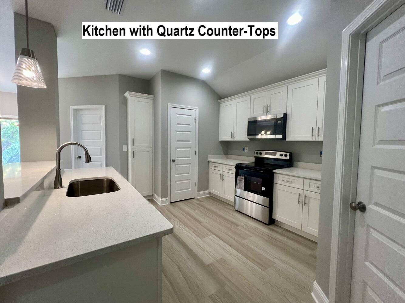Property Photo: 430 Scooter Cove FL 32539