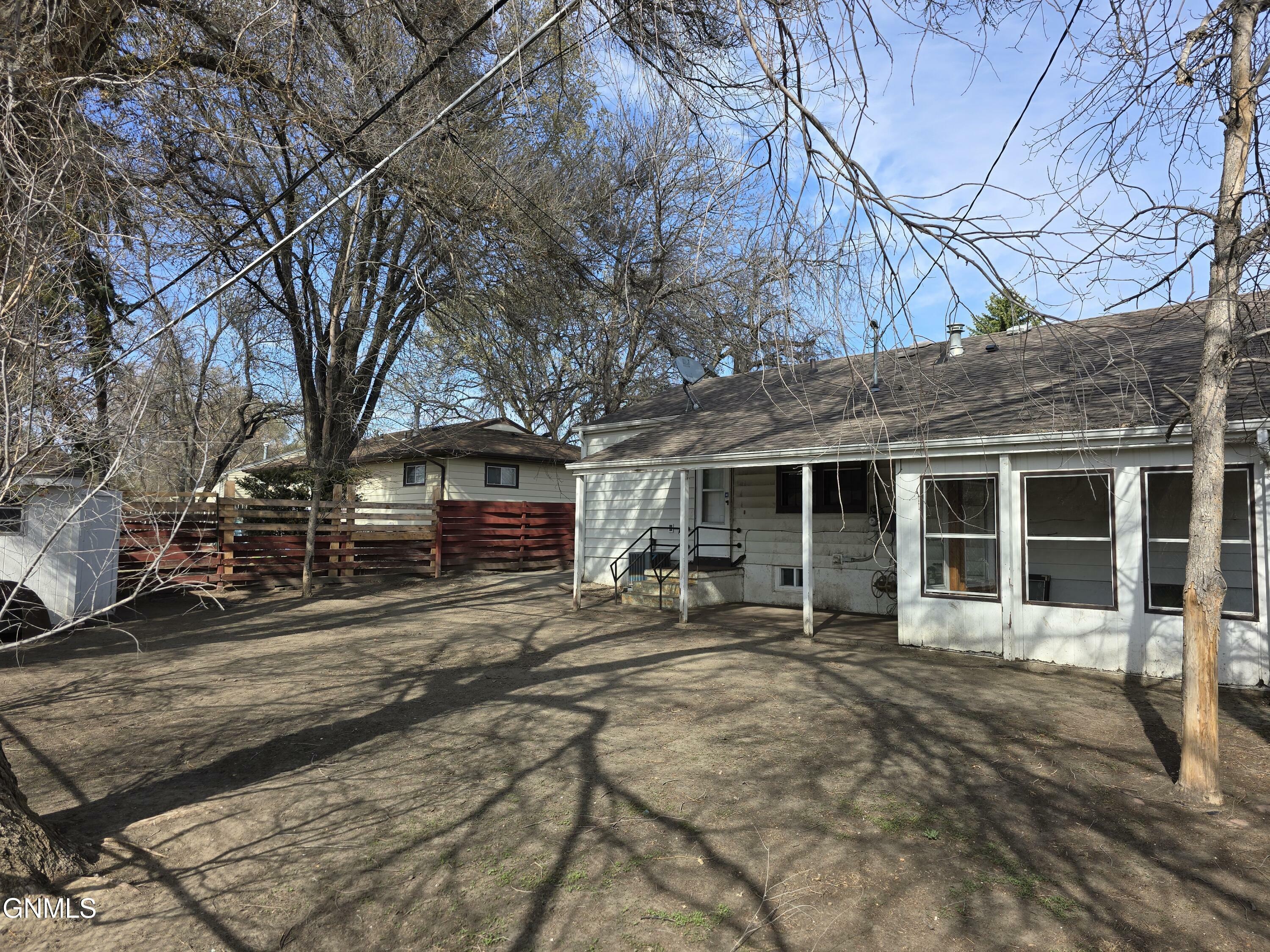 Property Photo: 570 Sunset Place ND 58504