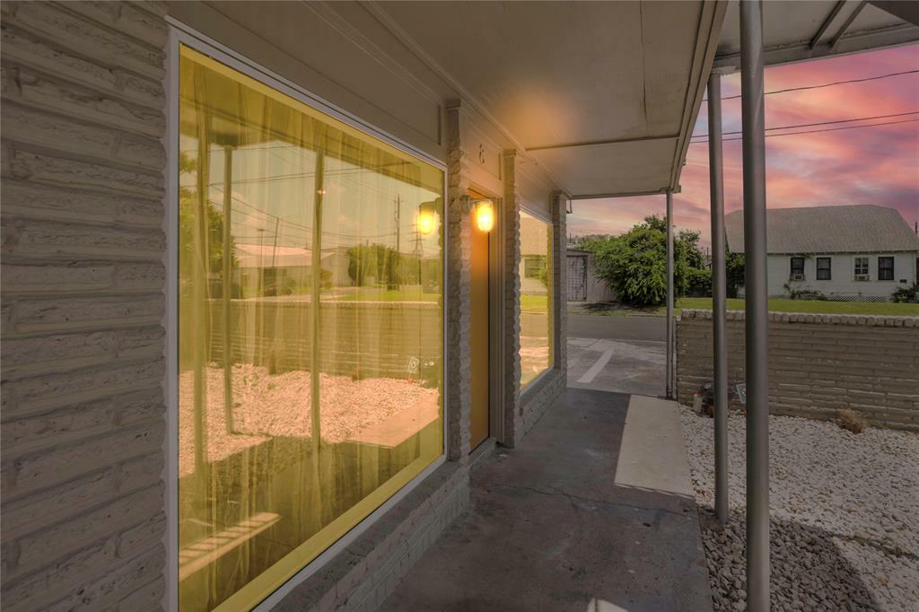 Property Photo: 1408 Hughes Street 11 TX 77023