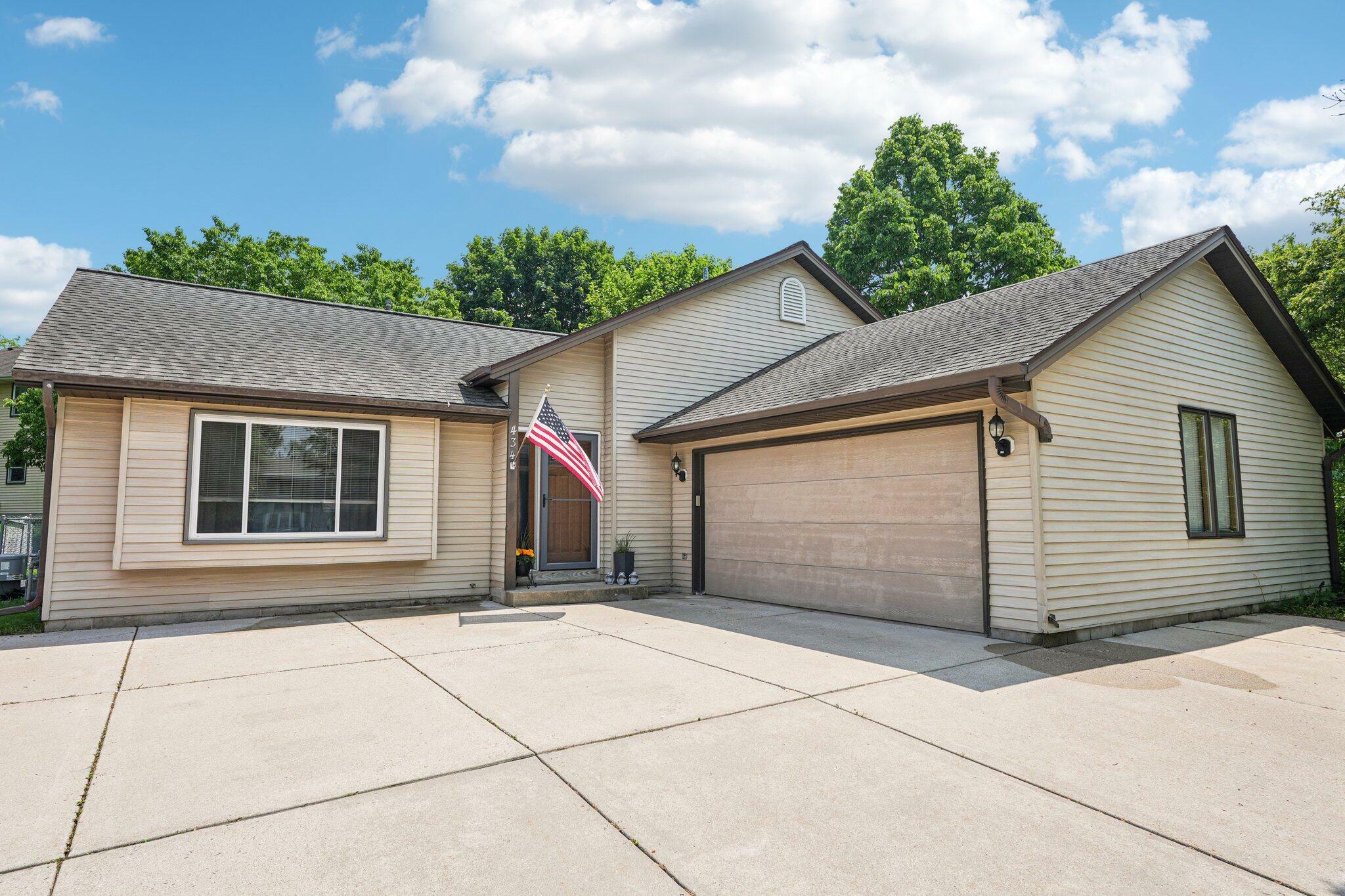 Property Photo: 434 Glen View Ct WI 53086