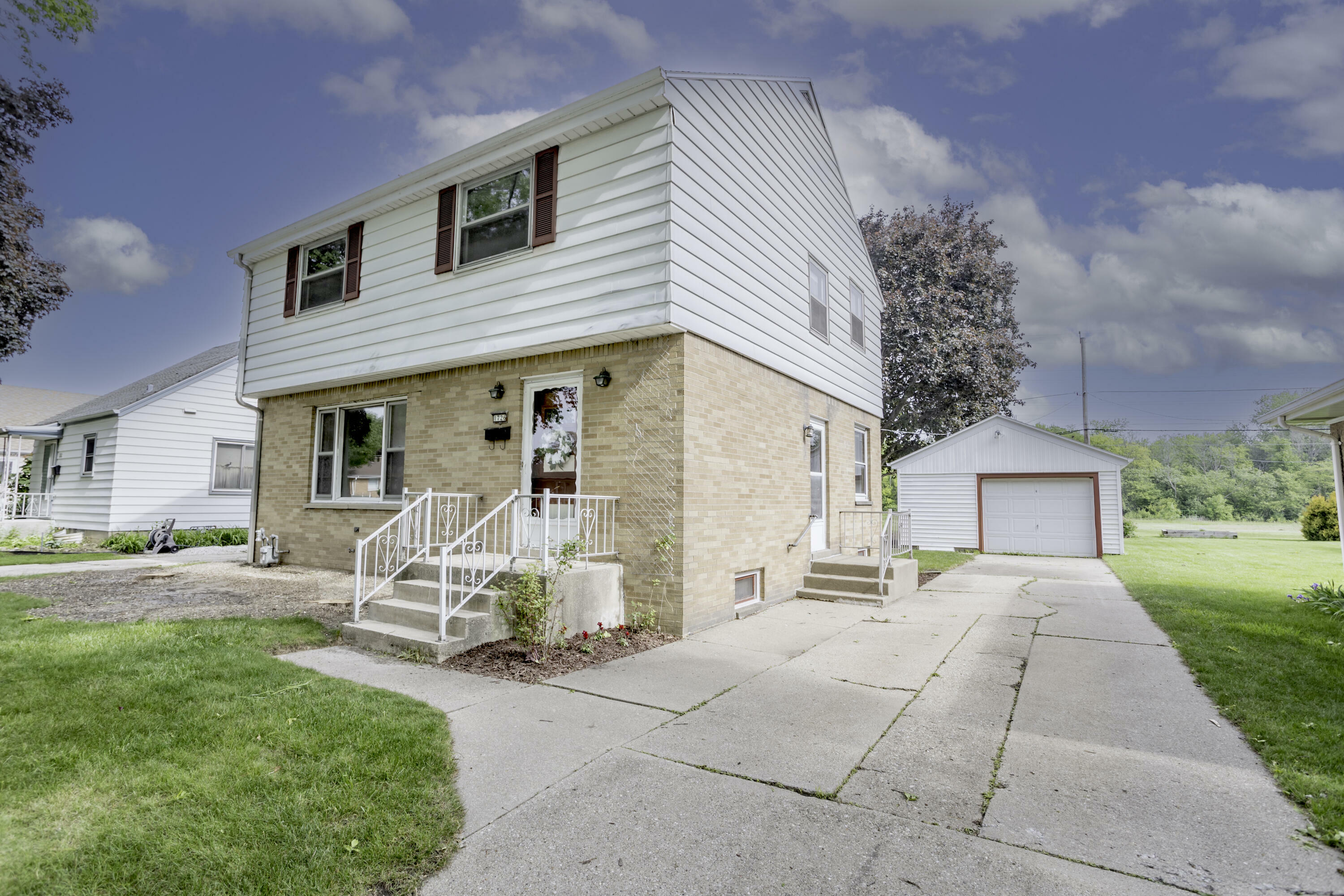 Property Photo: 1726 W Plainfield Ave WI 53221