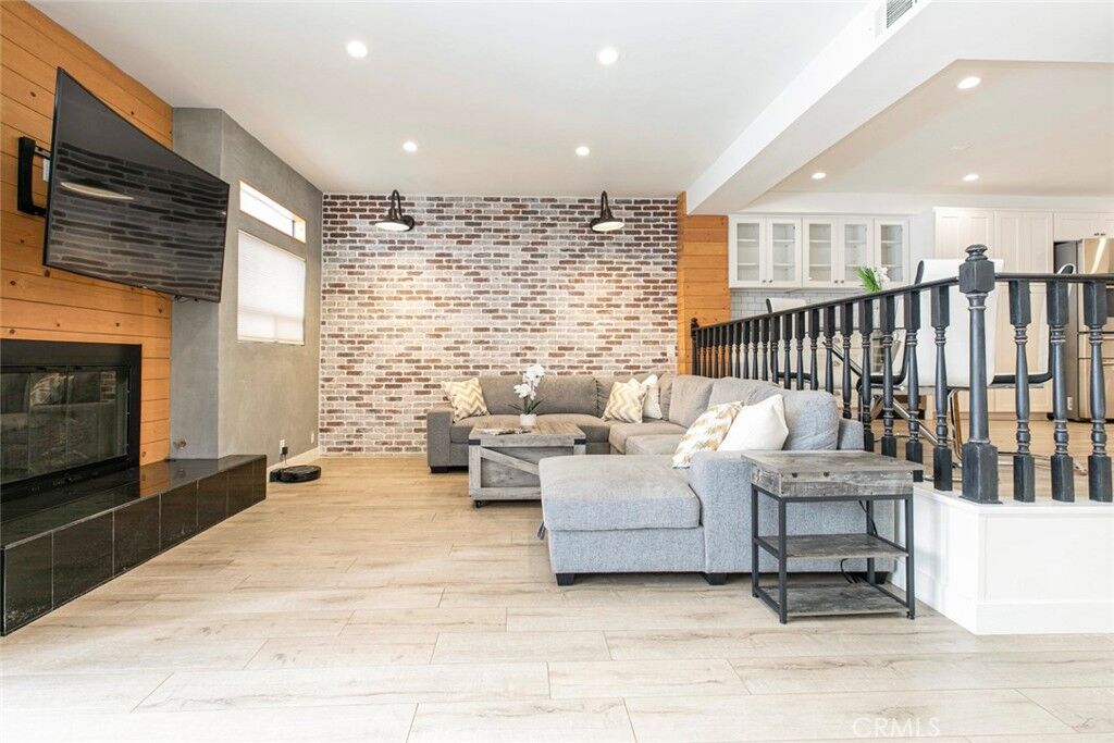 Property Photo:  11911 Magnolia Boulevard 19  CA 91607 