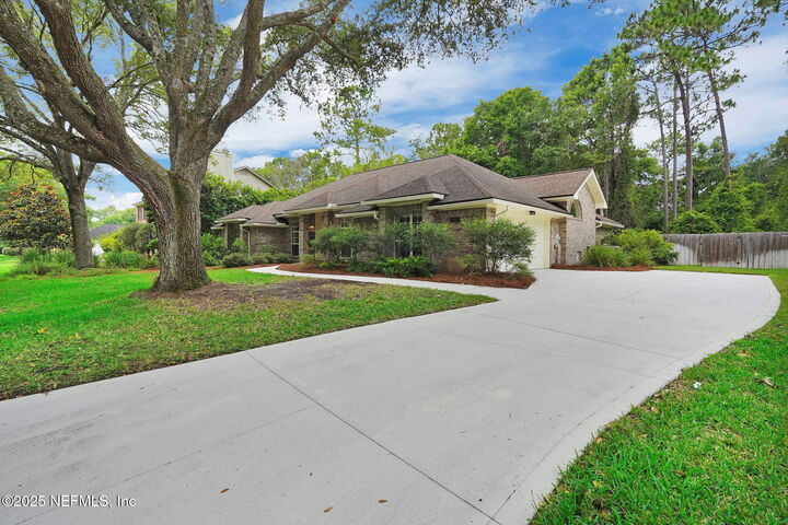 Property Photo: 1910 Hibernia Court FL 32223