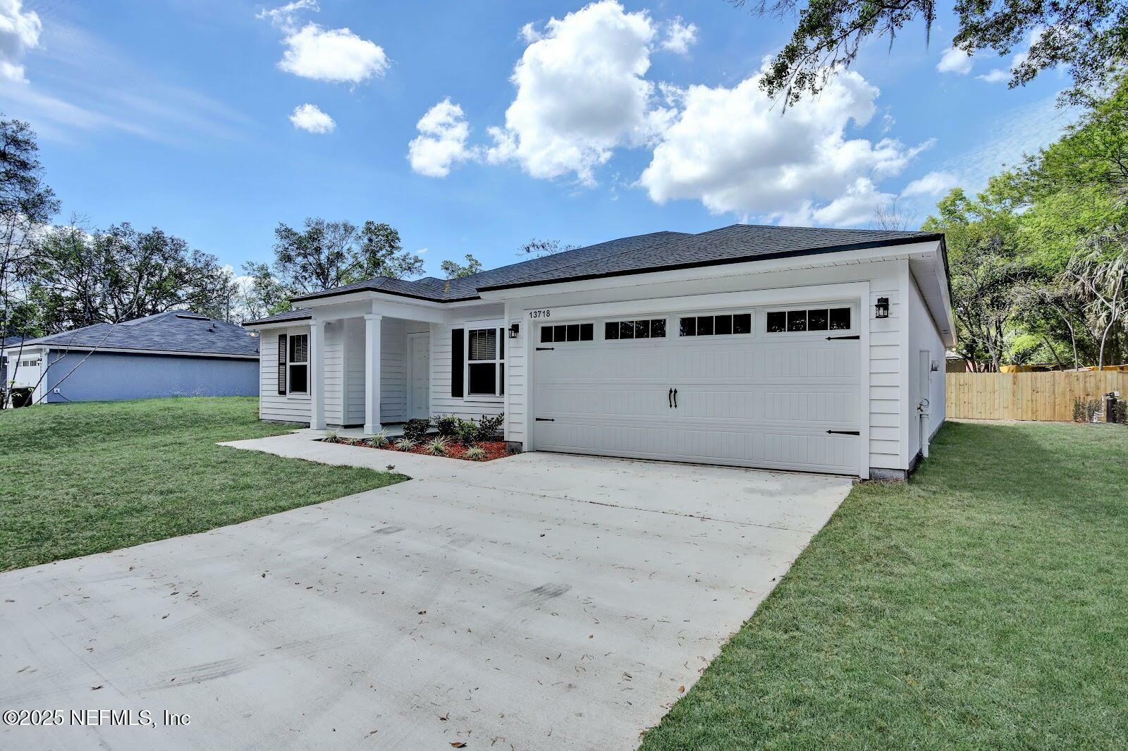 Property Photo: 13718 Majestic Court FL 32218