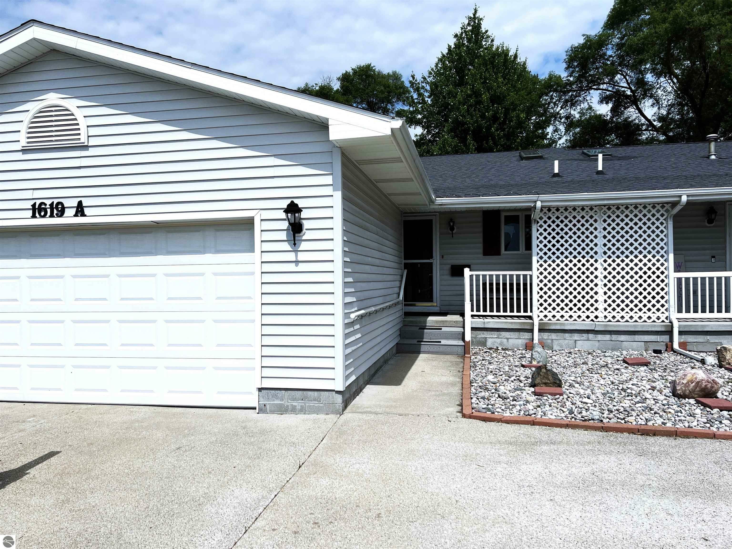 Property Photo: 1619 E Gaylord Street MI 48858