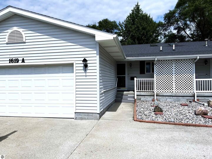 1619 E Gaylord Street  Mt Pleasant MI 48858 photo