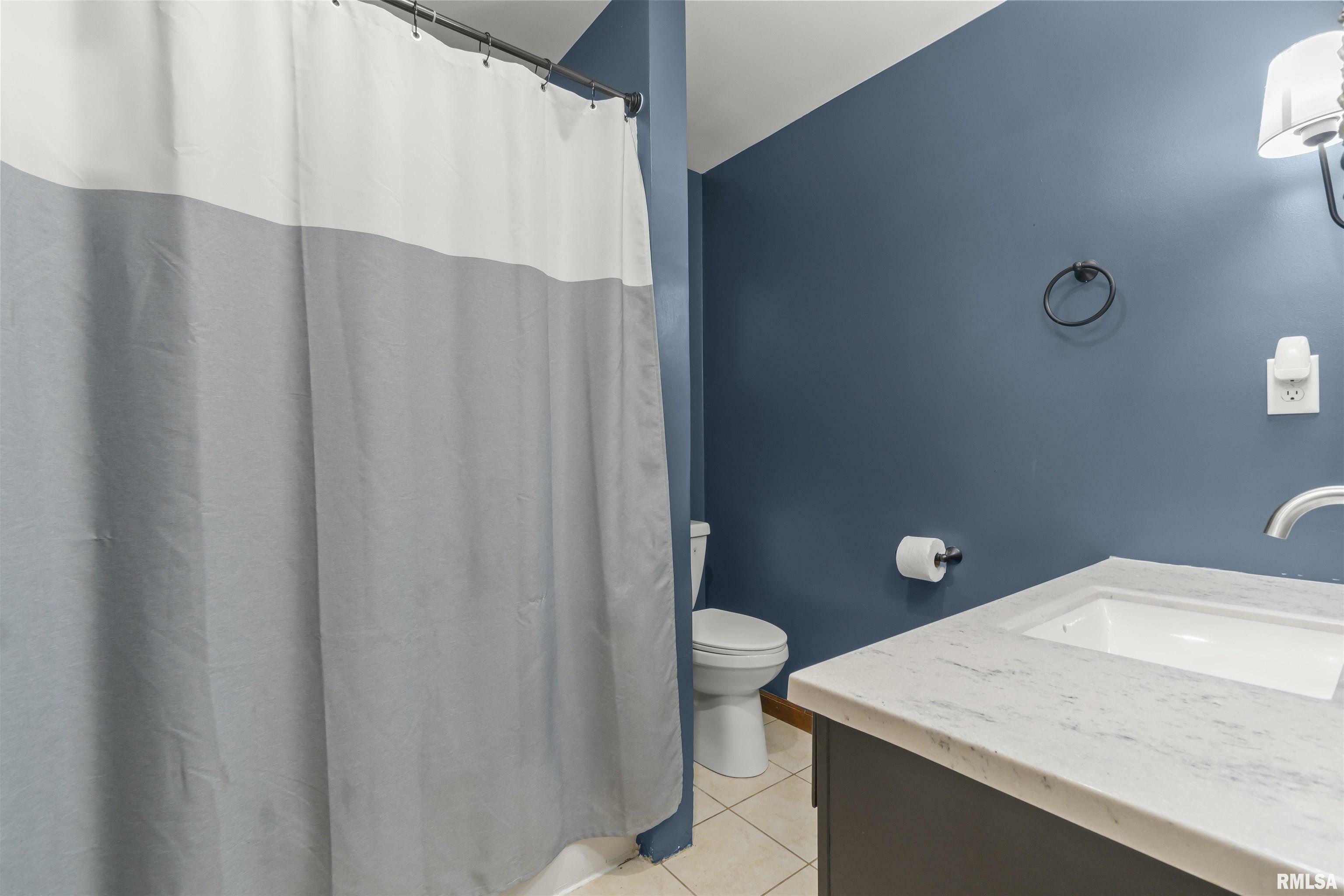 Property Photo: 201 E Lake Shore Drive IL 61526
