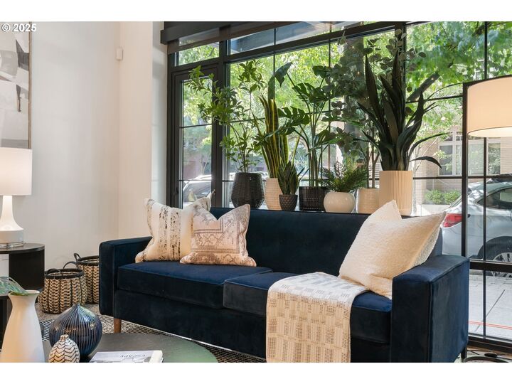 Property Photo: 1030 NW 12th Ave Th2 OR 97209