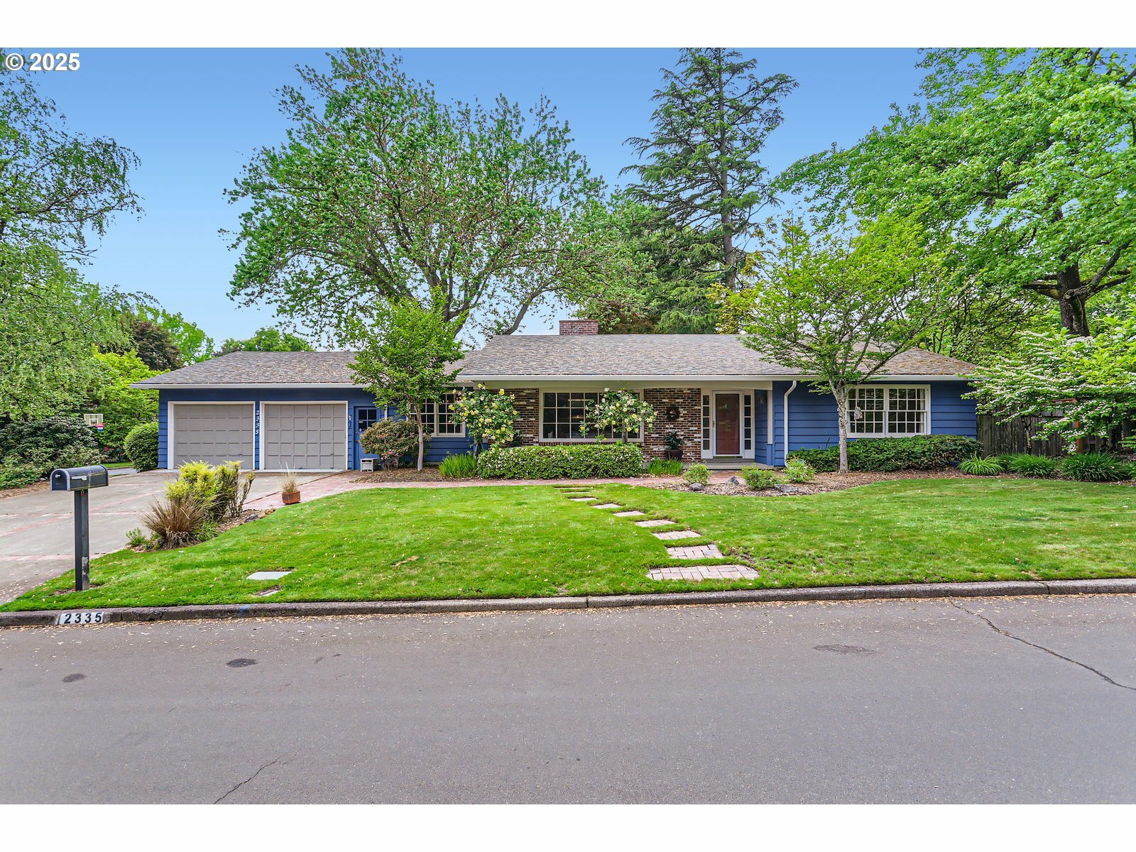 Property Photo: 2335 SW Garden View Ave OR 97225