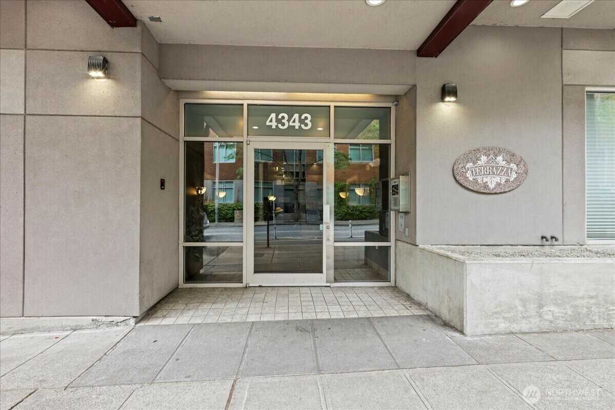 4343  Roosevelt Way NE 102  Seattle WA 98105 photo