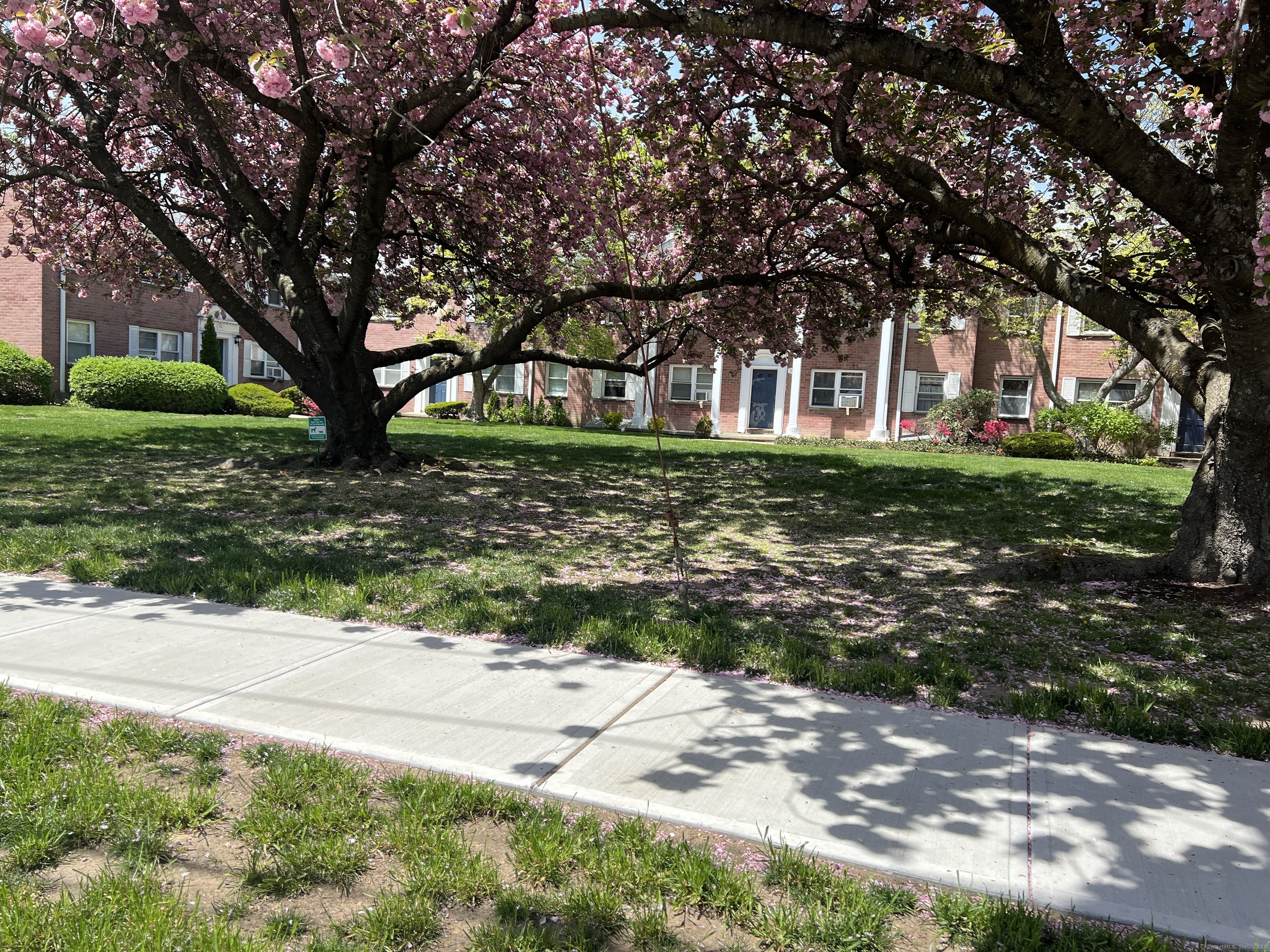 Property Photo:  198 Seaton Road Apt 1  CT 06902 
